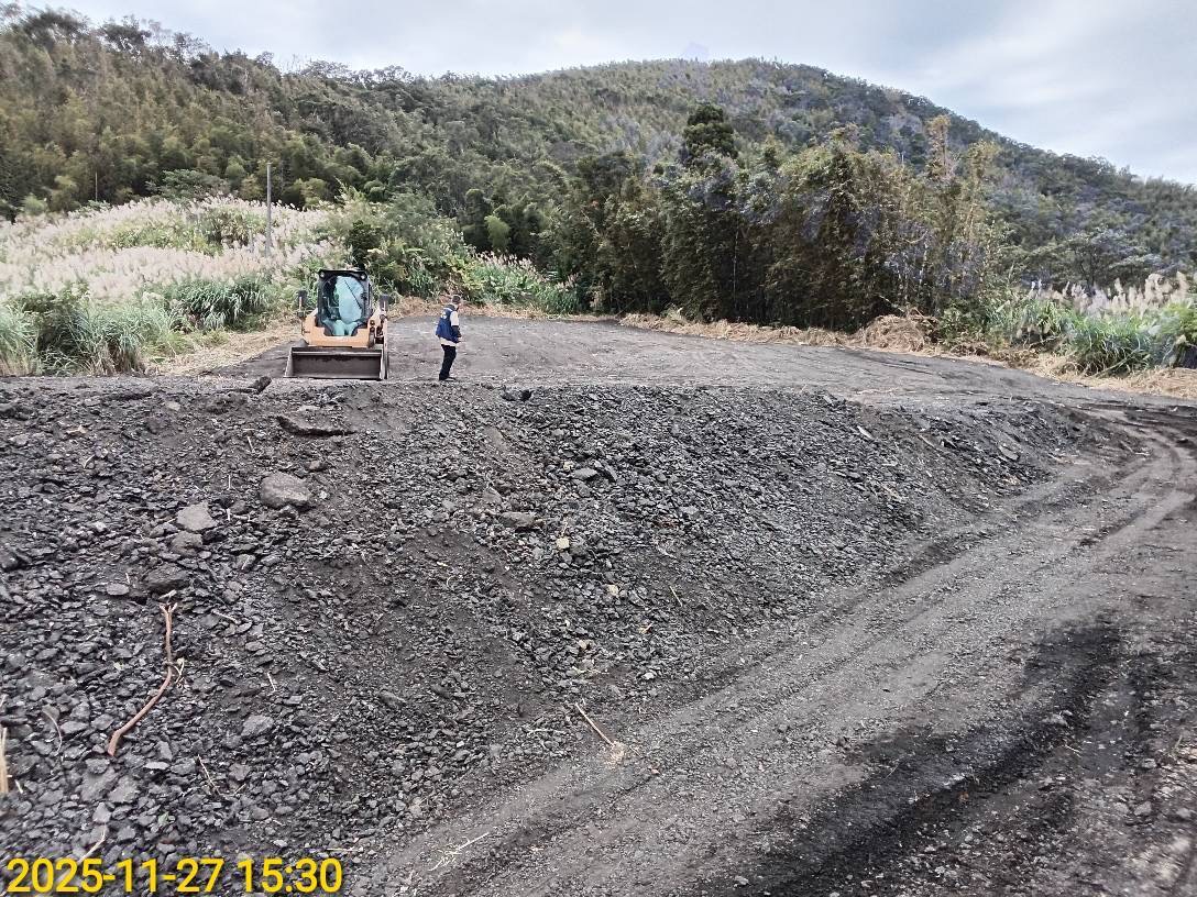 11月27日稽查員前往三峽區插角山區土地遭棄置瀝青刨除料現場