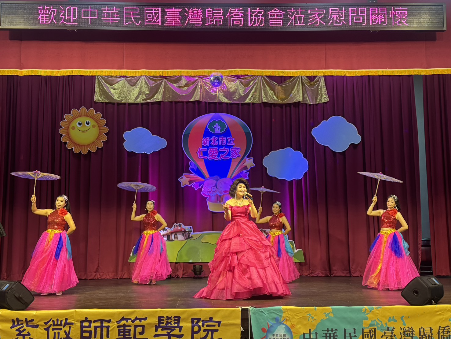  侯麗芳(中)率舞群獻唱望月想愛人 歌聲溫柔清麗