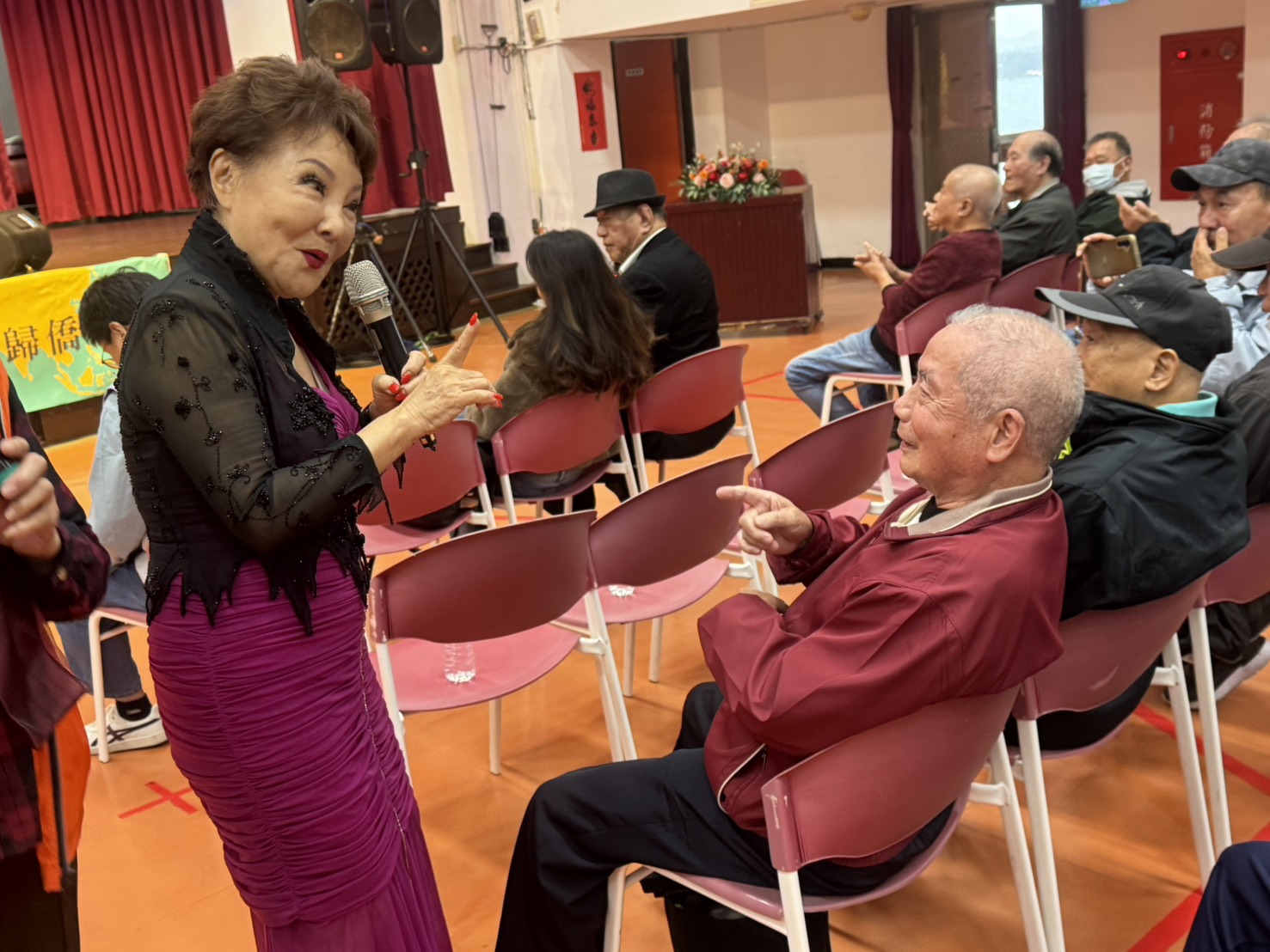  楊燕對長輩獻唱「我真的好愛你」逗樂了長輩