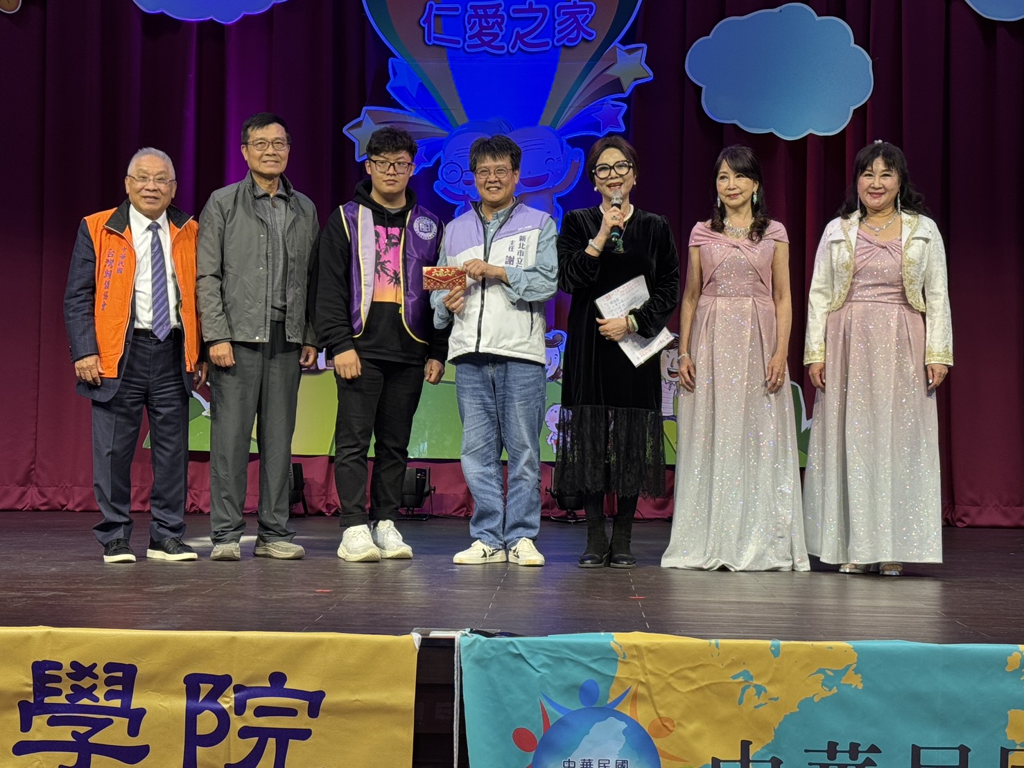 台灣紫微公益關懷協會及中華民國臺灣歸僑協會合贈4萬元加菜金 由仁愛之家主任謝鑫敏代表受贈（中）