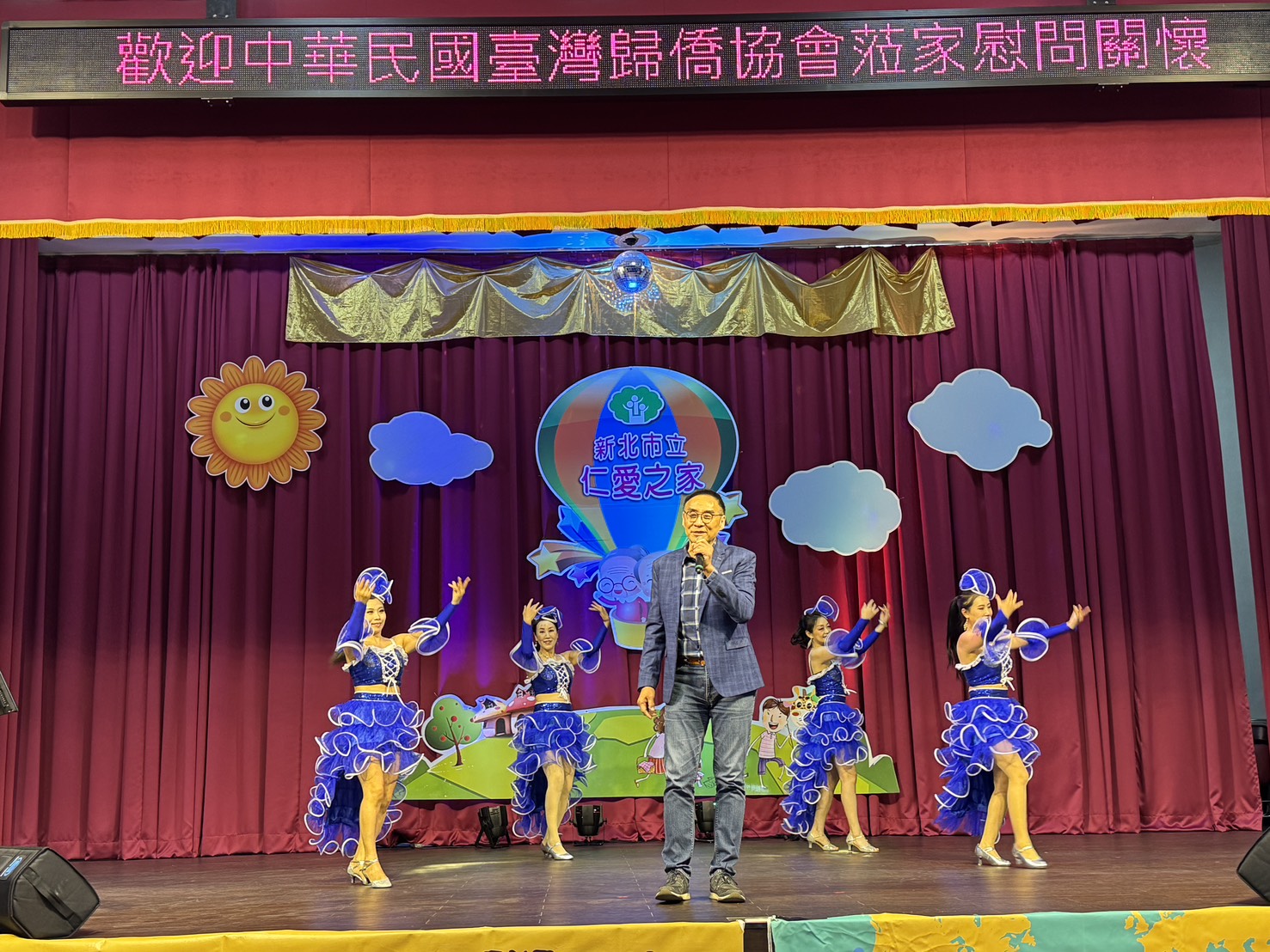 王瑞瑜(中)演唱往事只能回味