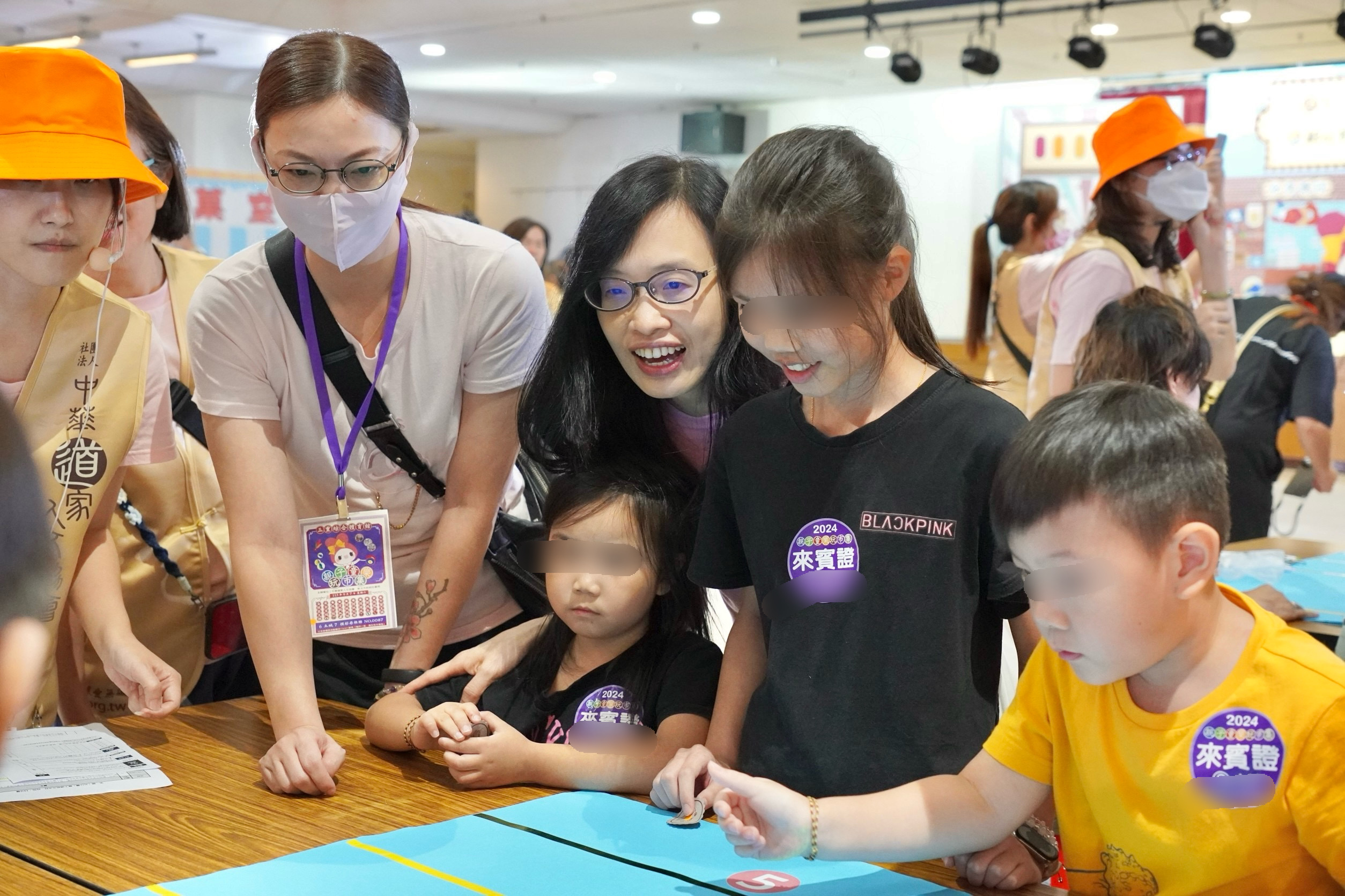 道家人文協會長期投入弱勢支持與客製化服務模式，理事長張旖(中)曾表示，協會不單是物資捐贈，更希望讓每一個家庭感受到社會的愛「一直都在，不曾離開」。