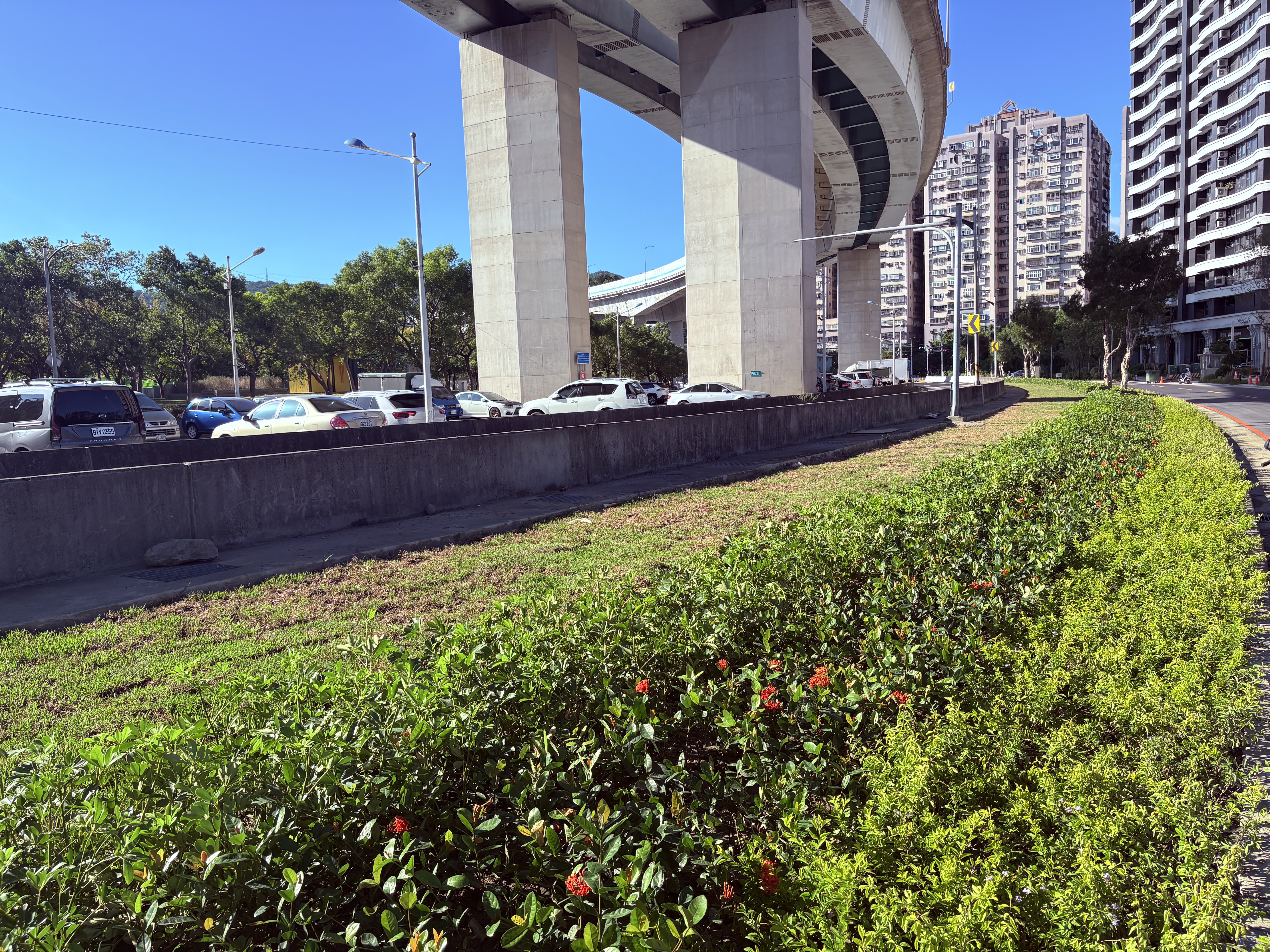 植栽選擇上，以複層式選擇多樣化質感及花色的多年生低矮灌木，形塑豐富而有層次的空間景觀
