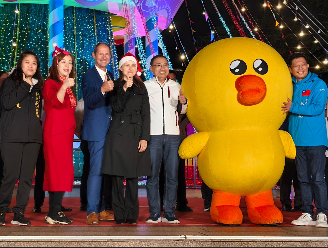  新北市市長侯友宜、德國經濟辦事處首席代表暨處長蘭依樺、歐洲經貿辦事處處長Lutz G&uuml;llner 谷力哲及現場貴賓共同觀賞第二支全新雷射光雕秀，呈現出光彩炫目的視覺震撼。