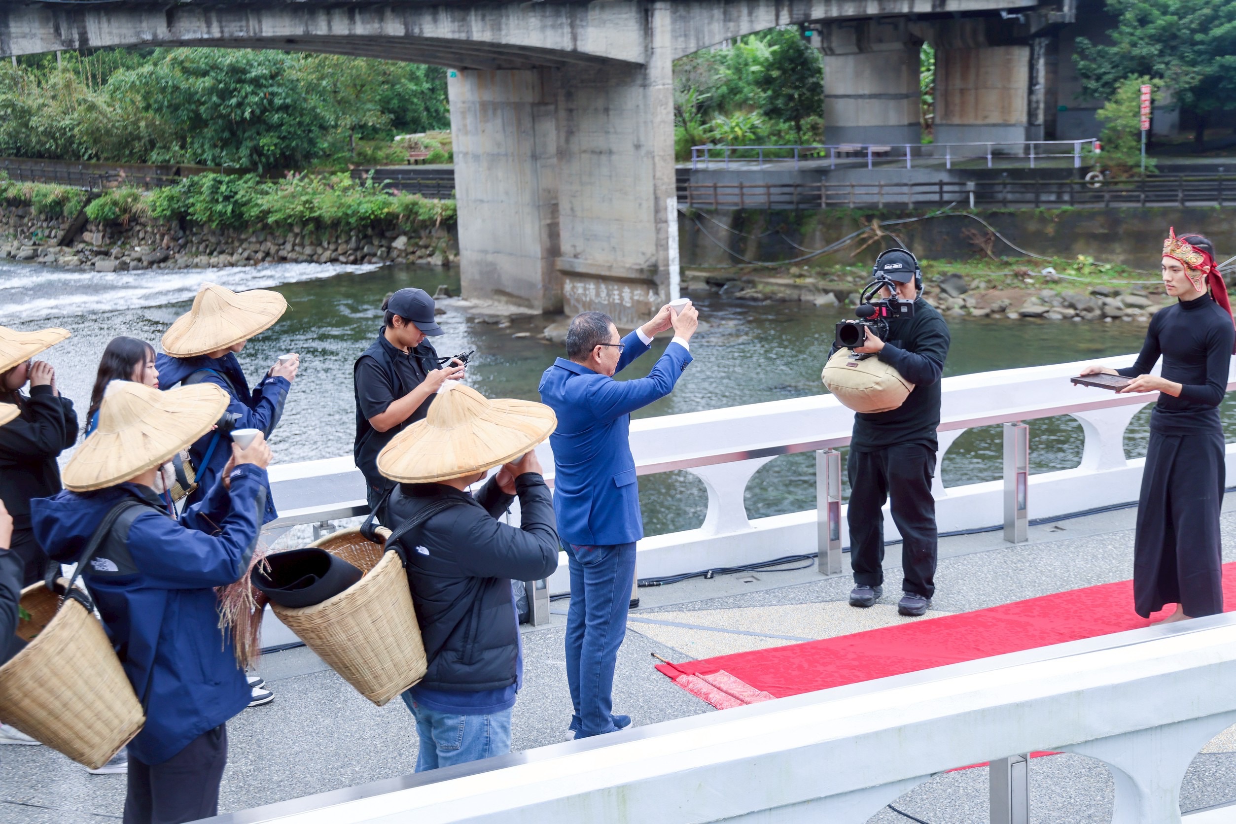 國際知名「無垢舞蹈劇場」以「為百年尾橋獻香奉茶」為主題進行祈福演出，新北市長侯友宜代表接受舞者奉上的象徵祝福與傳承的茶湯，獻上對山林大地最誠摯的敬意。