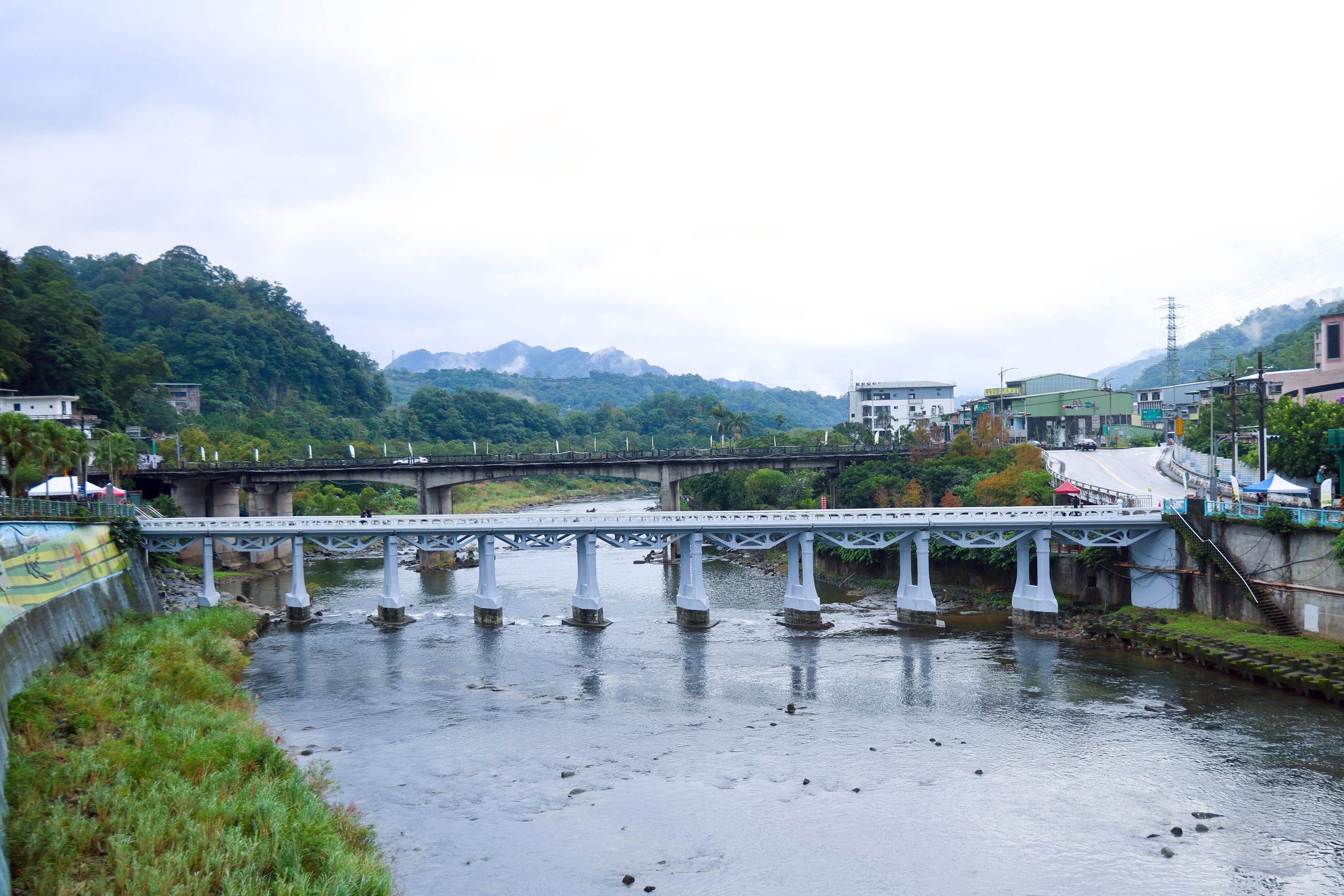 坪林尾橋建造於西元1900年，是跨越北勢溪、連結往返臺北與宜蘭的重要交通節點，迄今已長達逾百年，成為極具地方意象的重要景點。