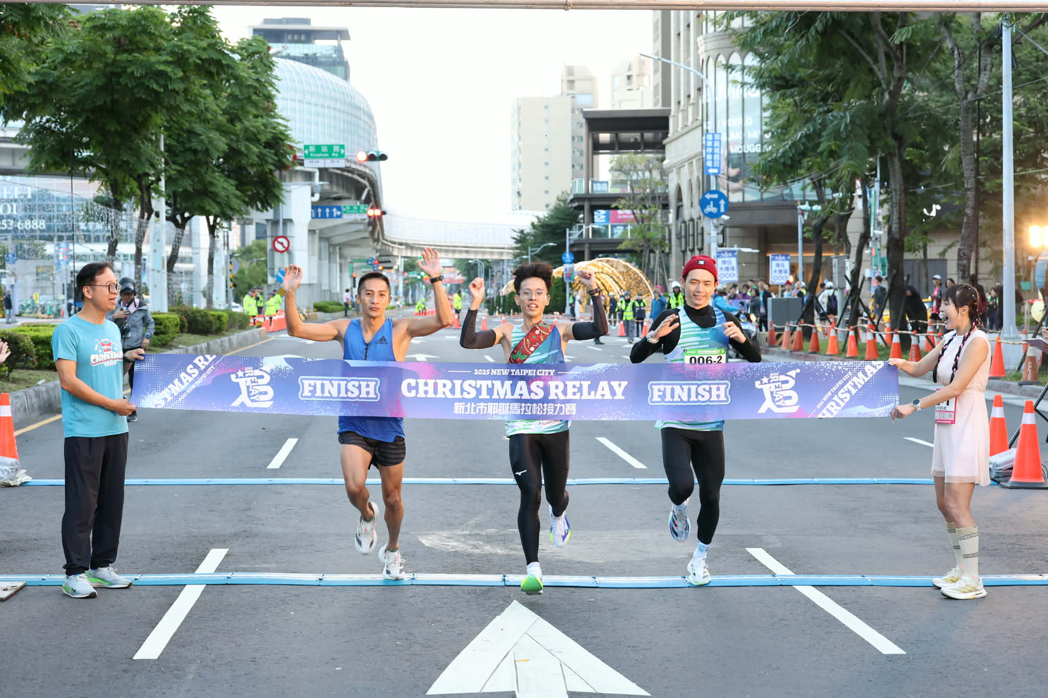  2025新北耶誕馬拉松接力賽，由冠軍隊伍3位跑者攜手衝線奪冠，現場氣氛沸騰，為活動掀起最高潮。
