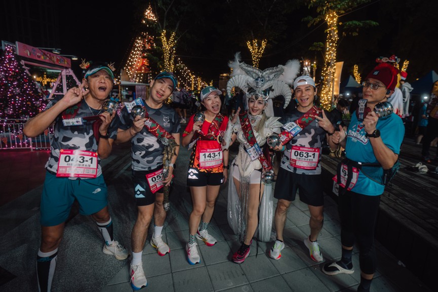  跑者起跑前與歡樂耶誕城主燈合照。
