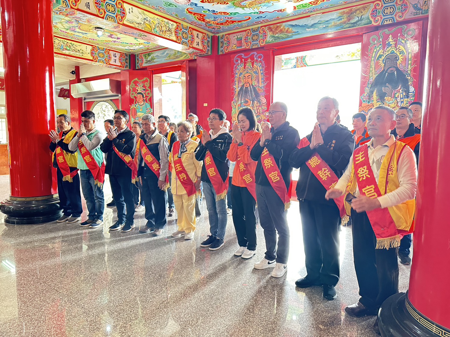 慈皇宮董事長吳榮龍(左4)、新北市環保局長程大維(右5)及信眾進廟參拜