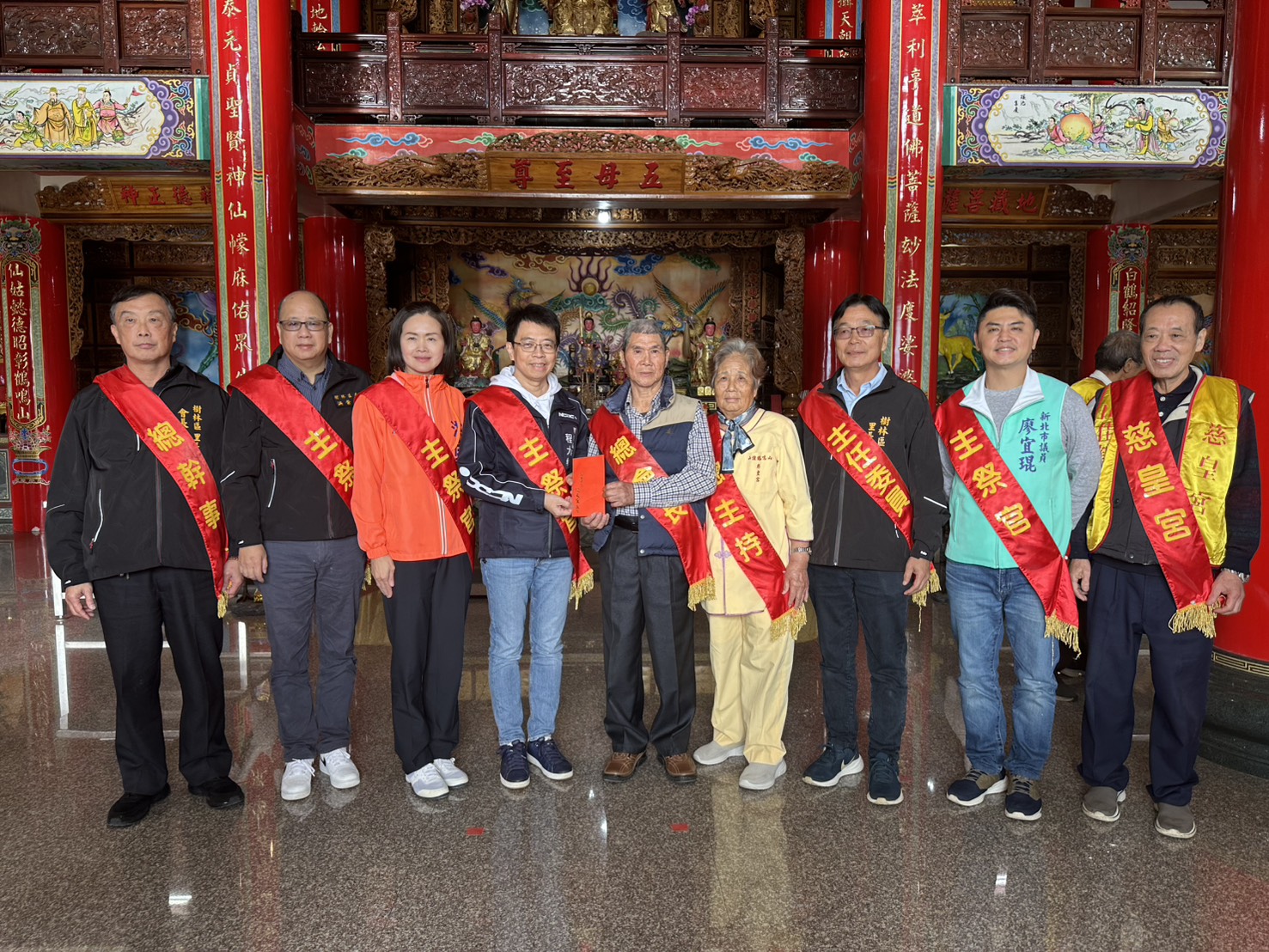 新北市程大維局長代表市府致贈香油錢