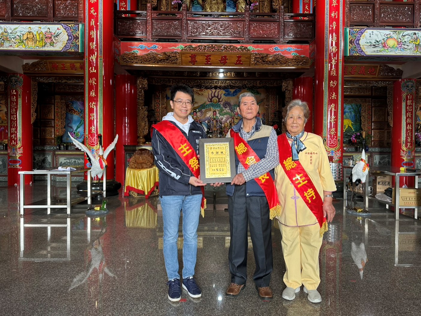 程大維局長贈感謝狀予吳榮龍董事長