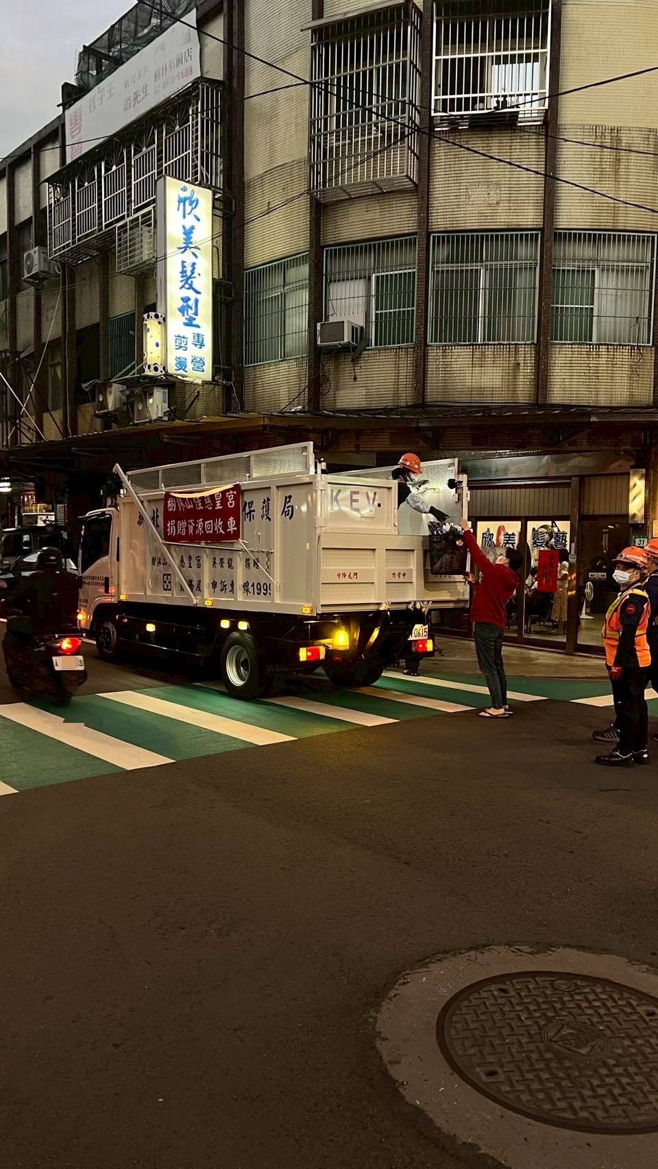 慈皇宮號資收車於捐贈後當(6)日，帶著神明的祝福與庇佑，助力清潔隊維護城市環境