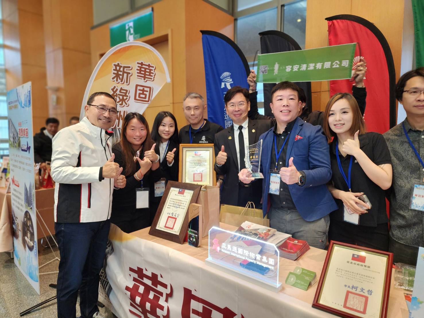 侯友宜市長(左一)觀摩參觀獲獎的社區，肯定社區維護公司及管理人員的付出。