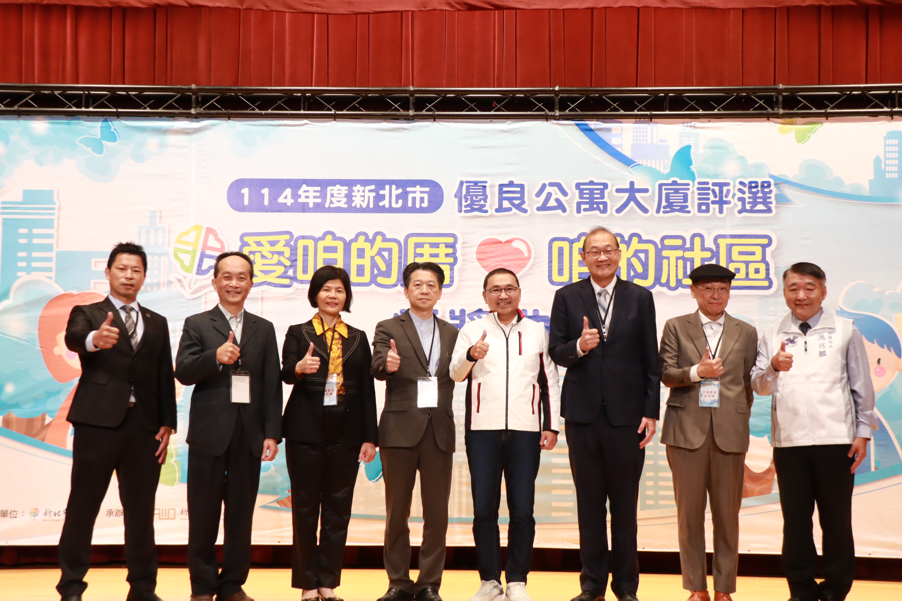 侯友宜市長(右四)與工務局長馮兆麟(右一)、評審委員一同出席頒獎典禮合照。