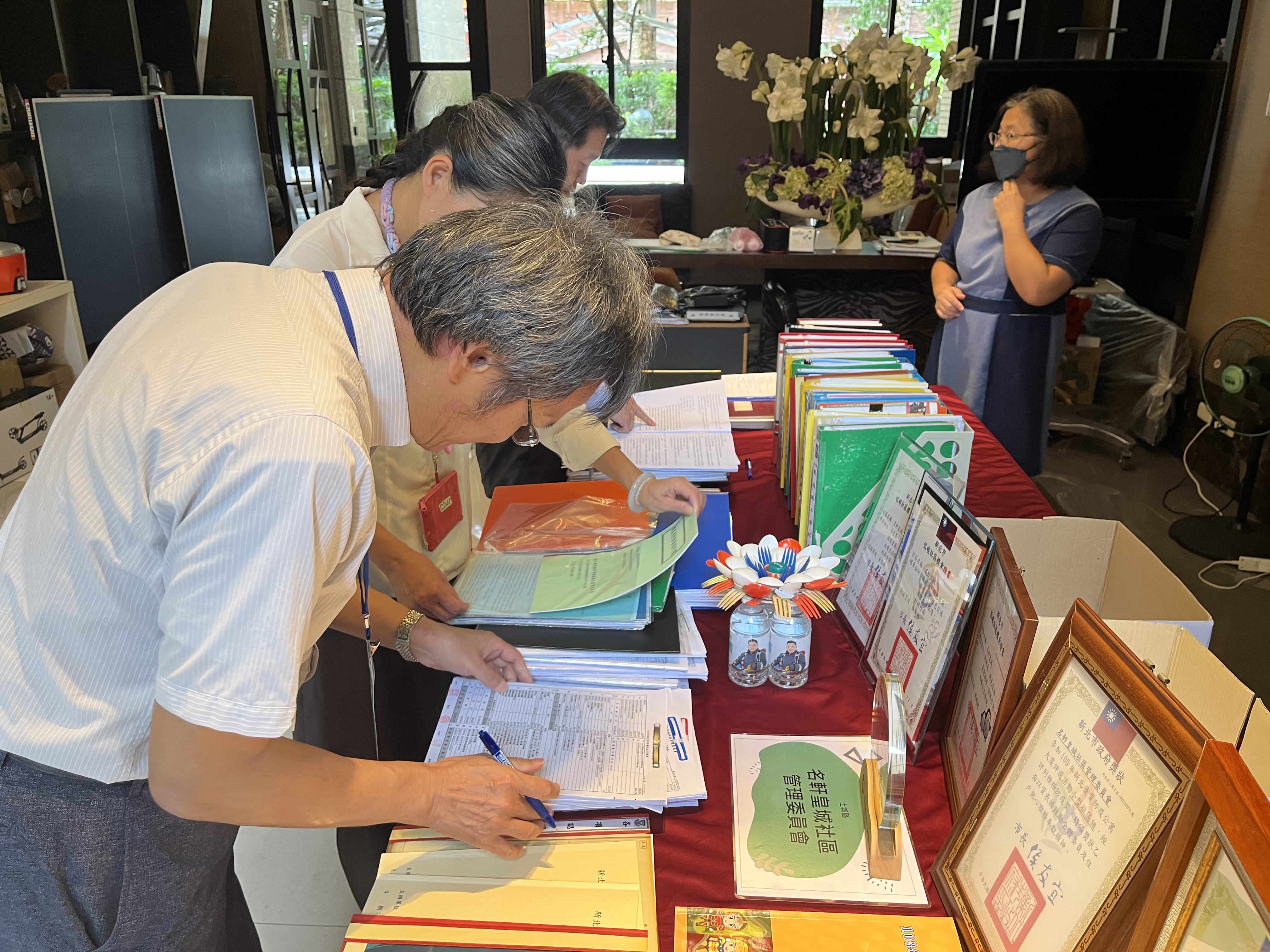 新北市優良公寓大廈評選活動鼓勵市民積極參與社區管理維護工作，凝聚住戶向心力。