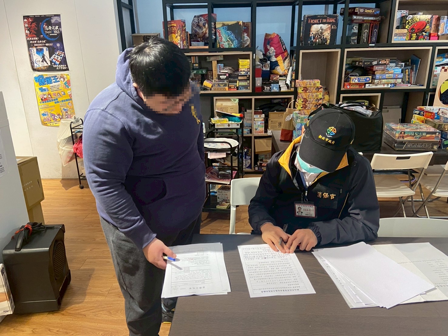 消保官會同市府經濟發展局於新北市玩具租賃業者進行稽查2