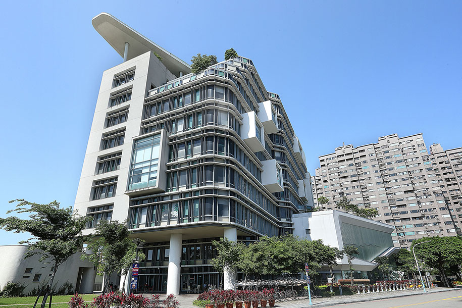 為推動建築教育向下扎根，新北市立圖書館特別與新北市建築師公會合作，舉辦「2025新北城市建築美學繪畫比賽」，邀請全國高中職學生探索新北市圖書館總館的建築空間特色，培養學生的建築美感與空間素養