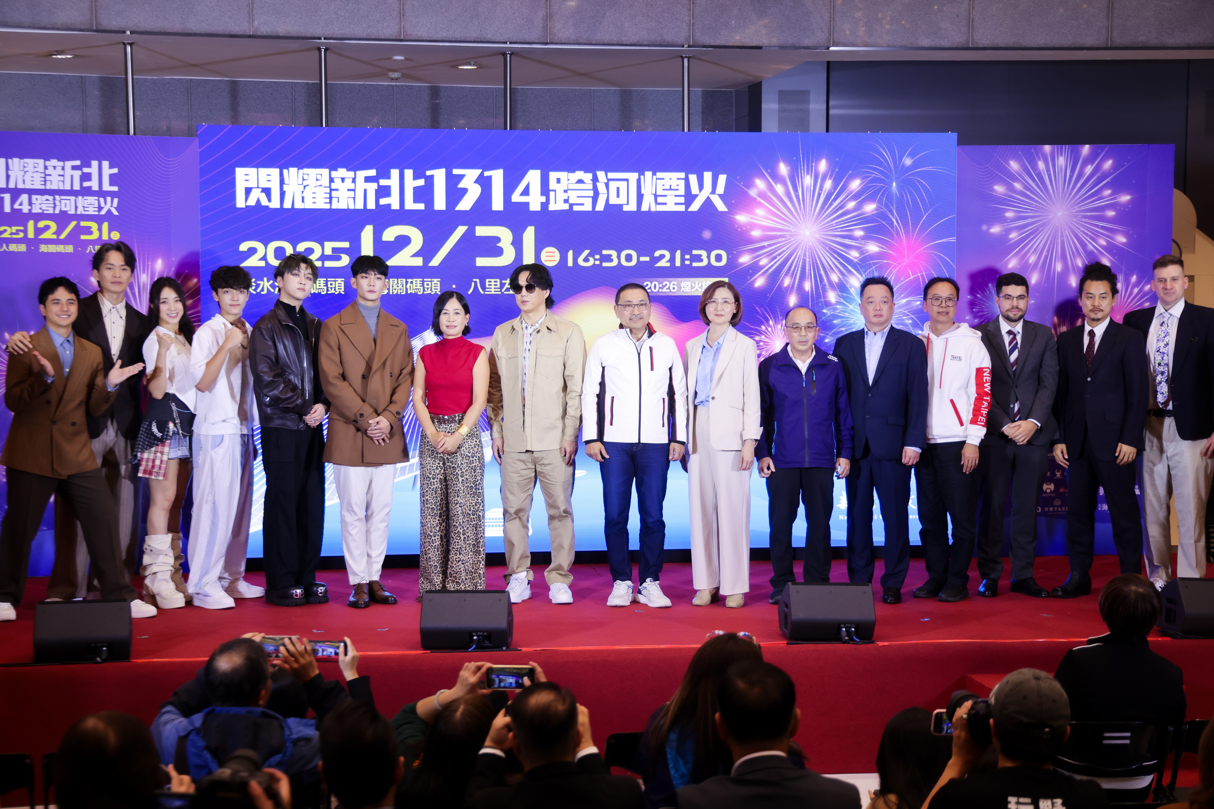 侯友宜表示，市府團隊觀察到往年跨河煙火在淡水、八里兩岸都擁有極佳的觀賞體驗，今年特別以即將完工的淡江大橋為連結，新增八里舞台打造雙主場跨河演出。