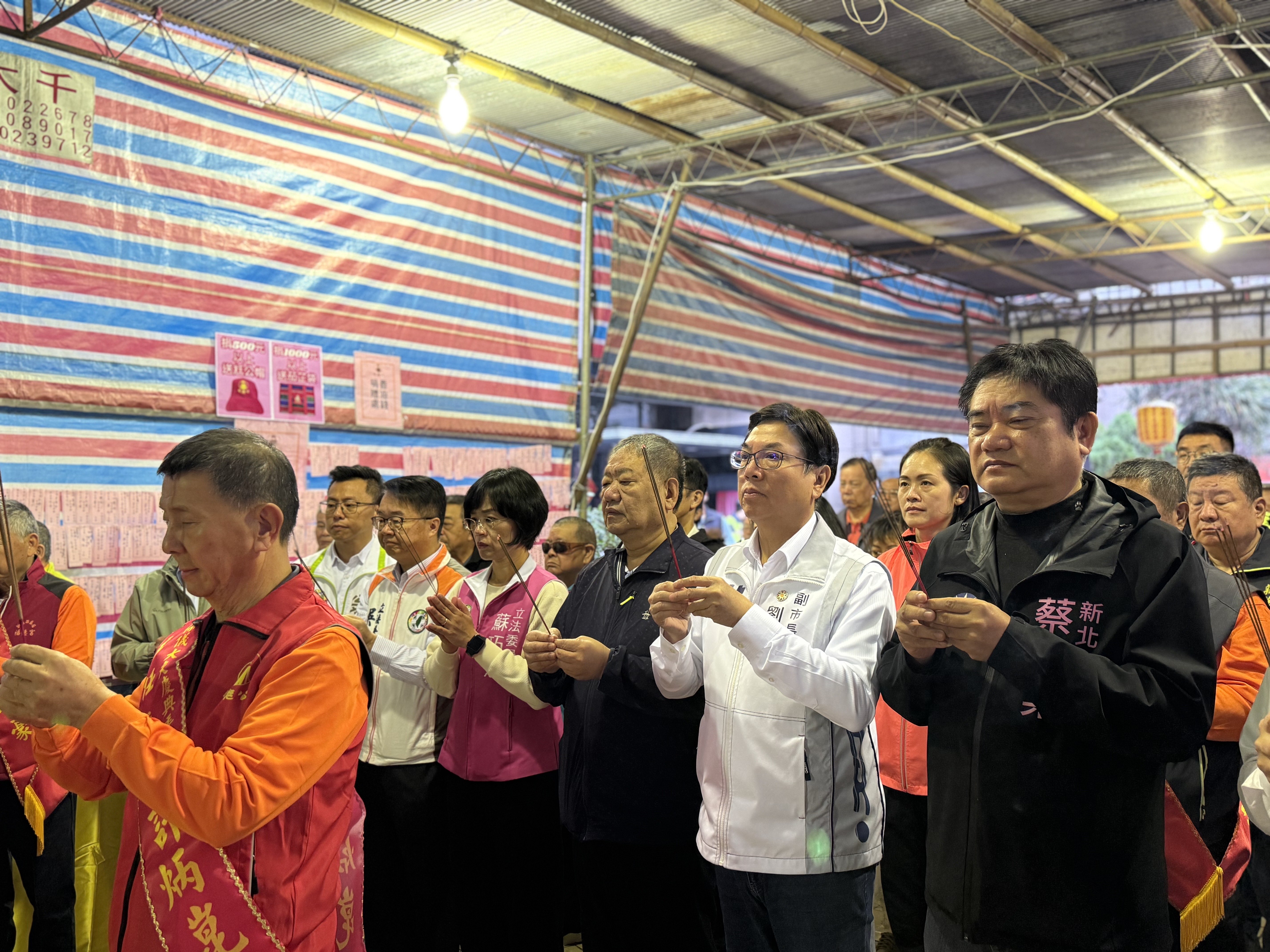 今(8)日為農曆10月19日保儀大夫聖誕千秋慶典，副市長劉和然一早前往新莊參拜。