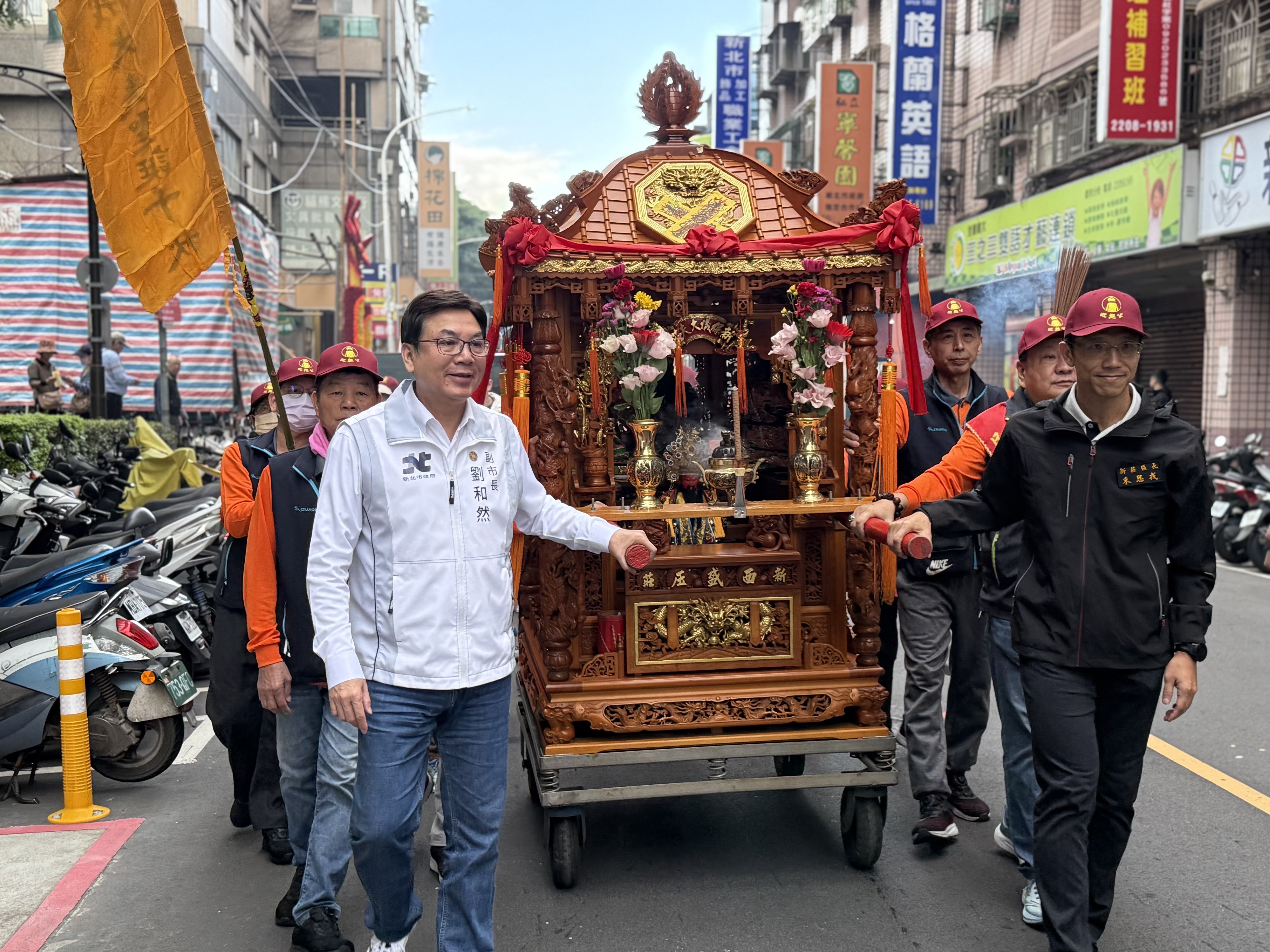 劉和然與出席貴賓一同扶轎祈福，希望市政推動順利、百姓安康。