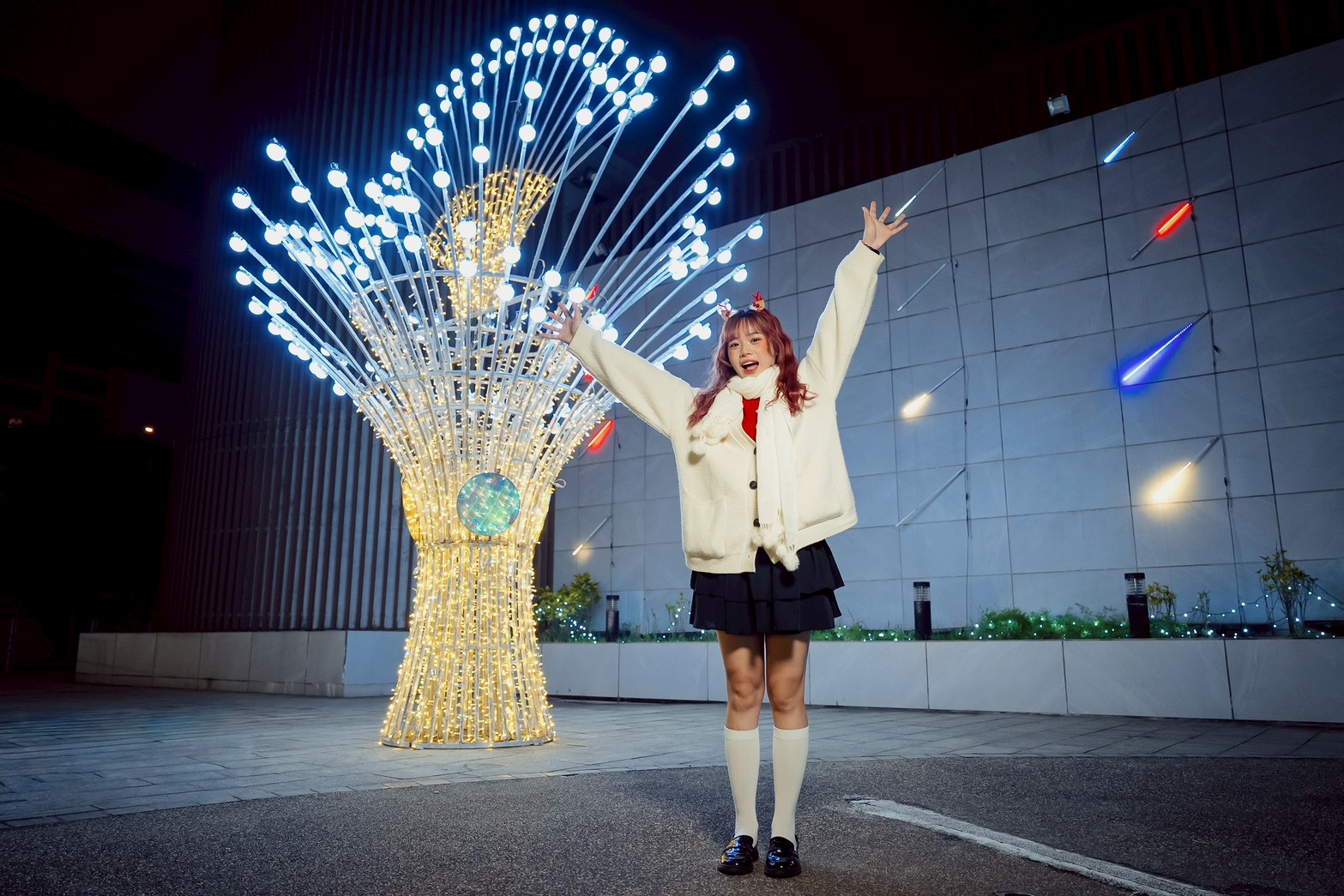 快來鴨母港溝萬福廣場與4米高夢幻聖誕花束合影