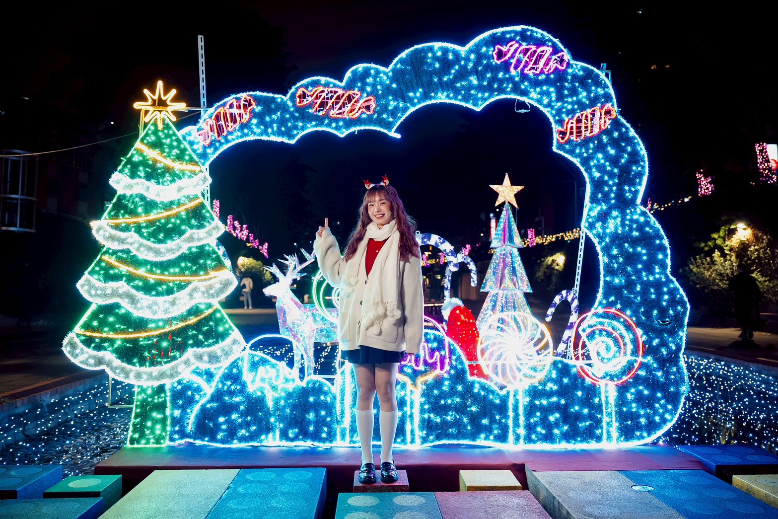 中港河廊下設置雲朵造型燈飾相框，成為耶誕氣氛滿滿的必拍景點