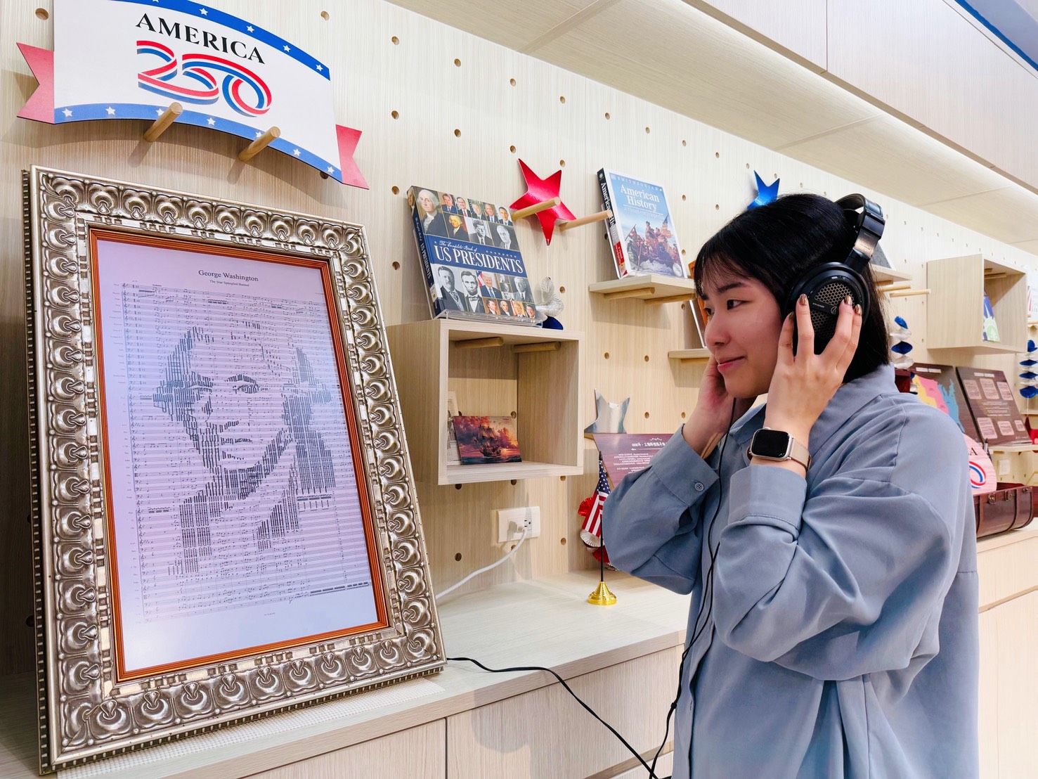 「美國250週年巡迴展」中，有以AI生成美國國歌星條旗樂譜構成的「華盛頓聲音肖像」展示。