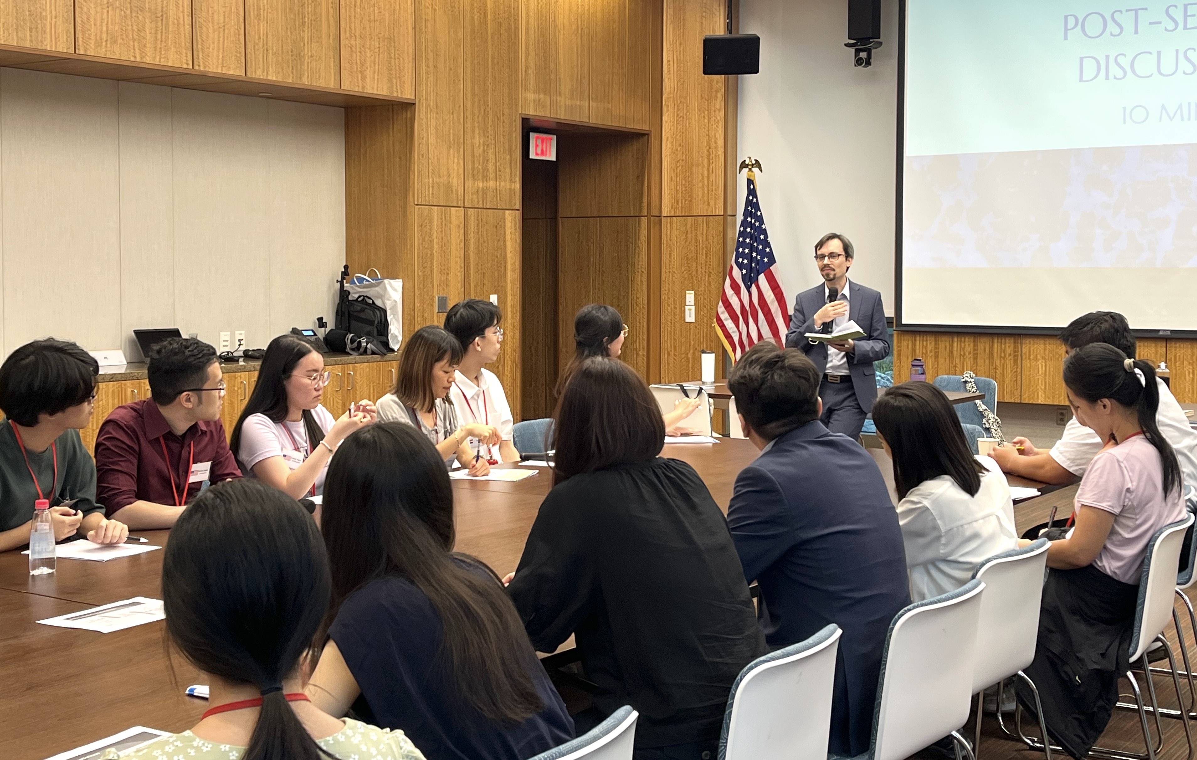 外交事務工作坊帶領青年走訪AIT台北辦事處，透過全英文的多國談判情境，體驗國際事務協商。