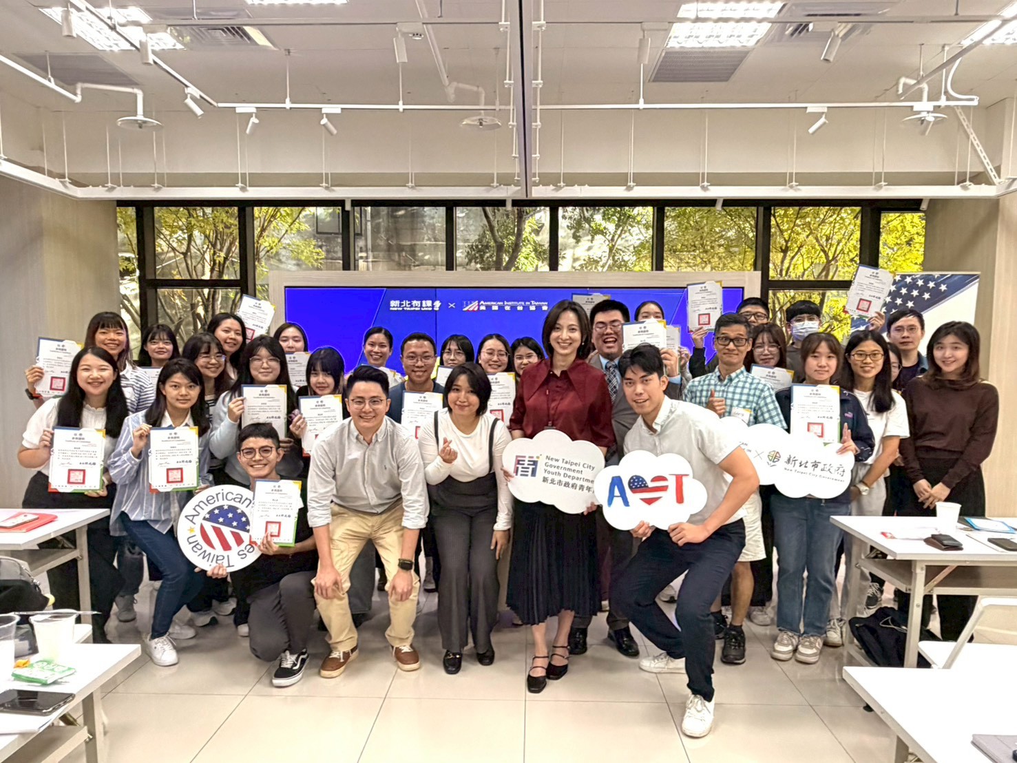 新北市青年局與AIT合作開辦的「英語學習社」，讓學員成功掌握外商面試應答技巧。