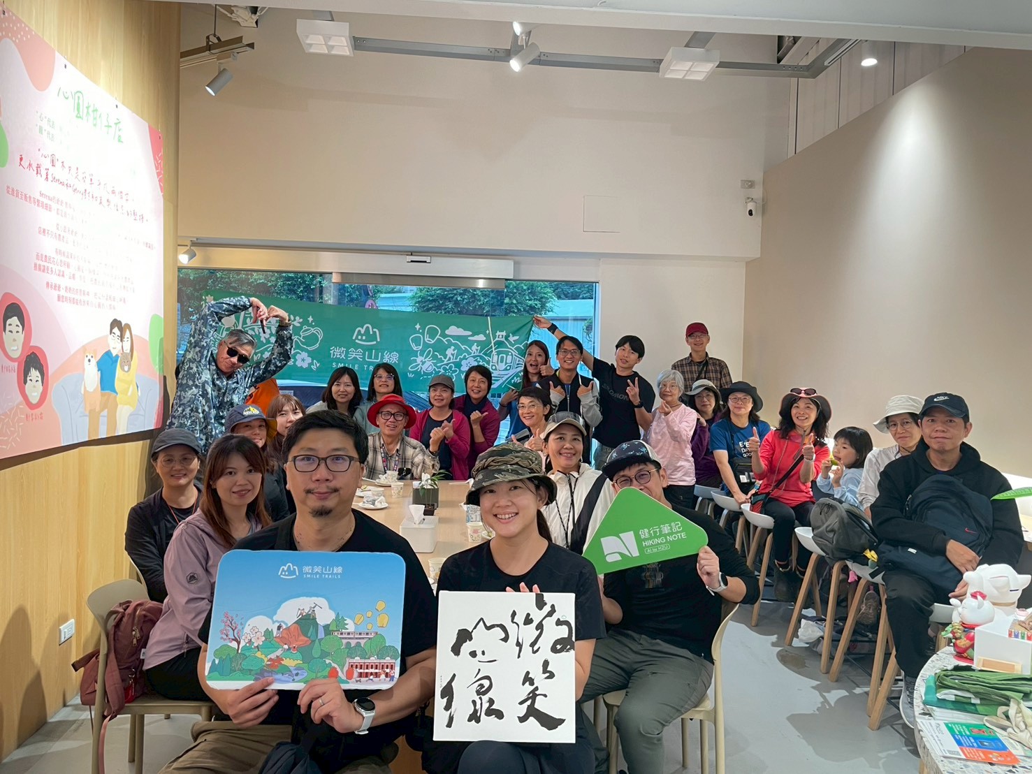  「微笑山線大縱走尋寶任務－達人帶路」活動於心圓柑仔店拍照留念。