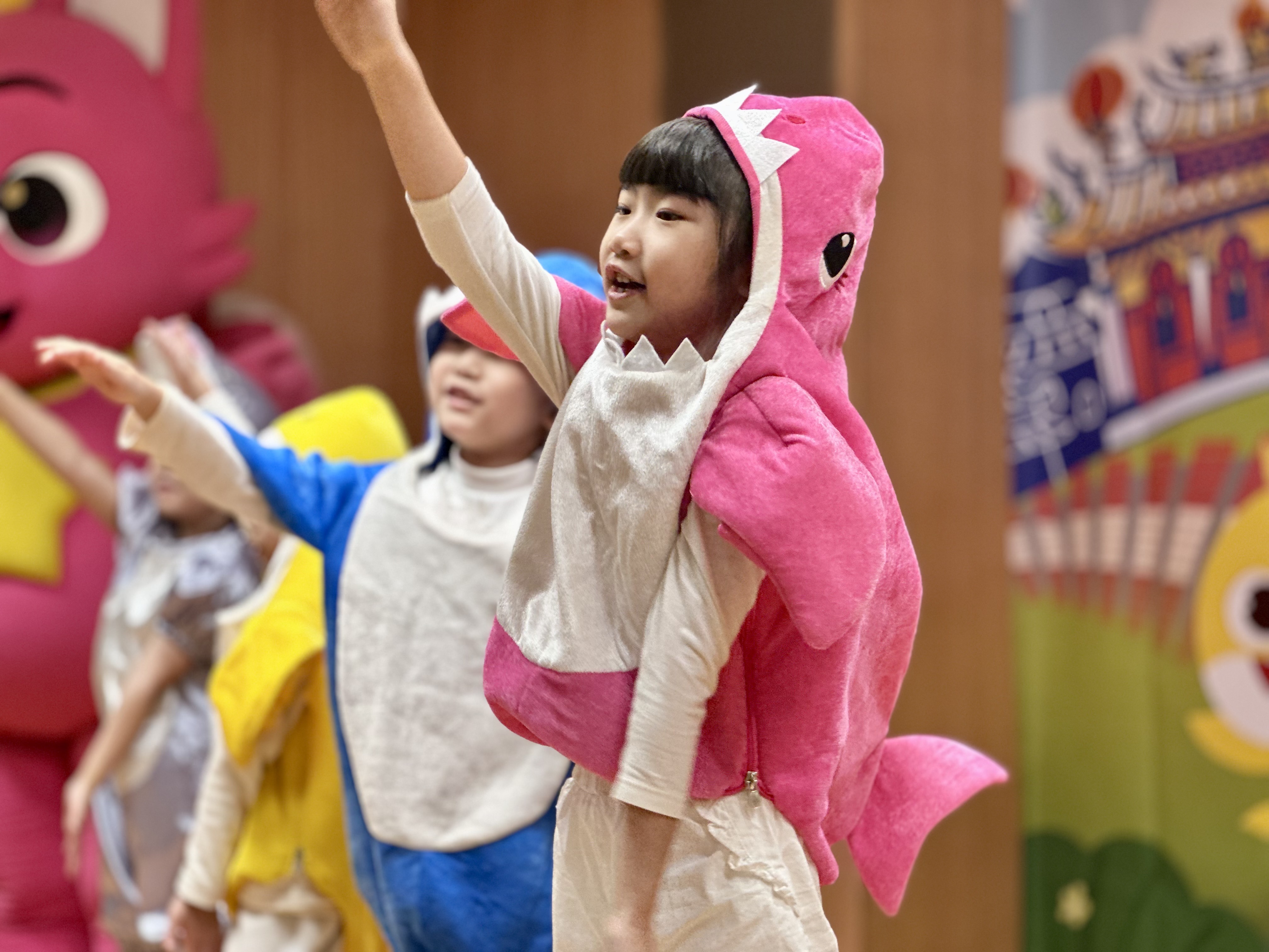 記者會現場開場表演邀請超人氣卡通明星碰碰狐及鯊魚寶寶以歌舞帶動，營造歡樂氣氛。