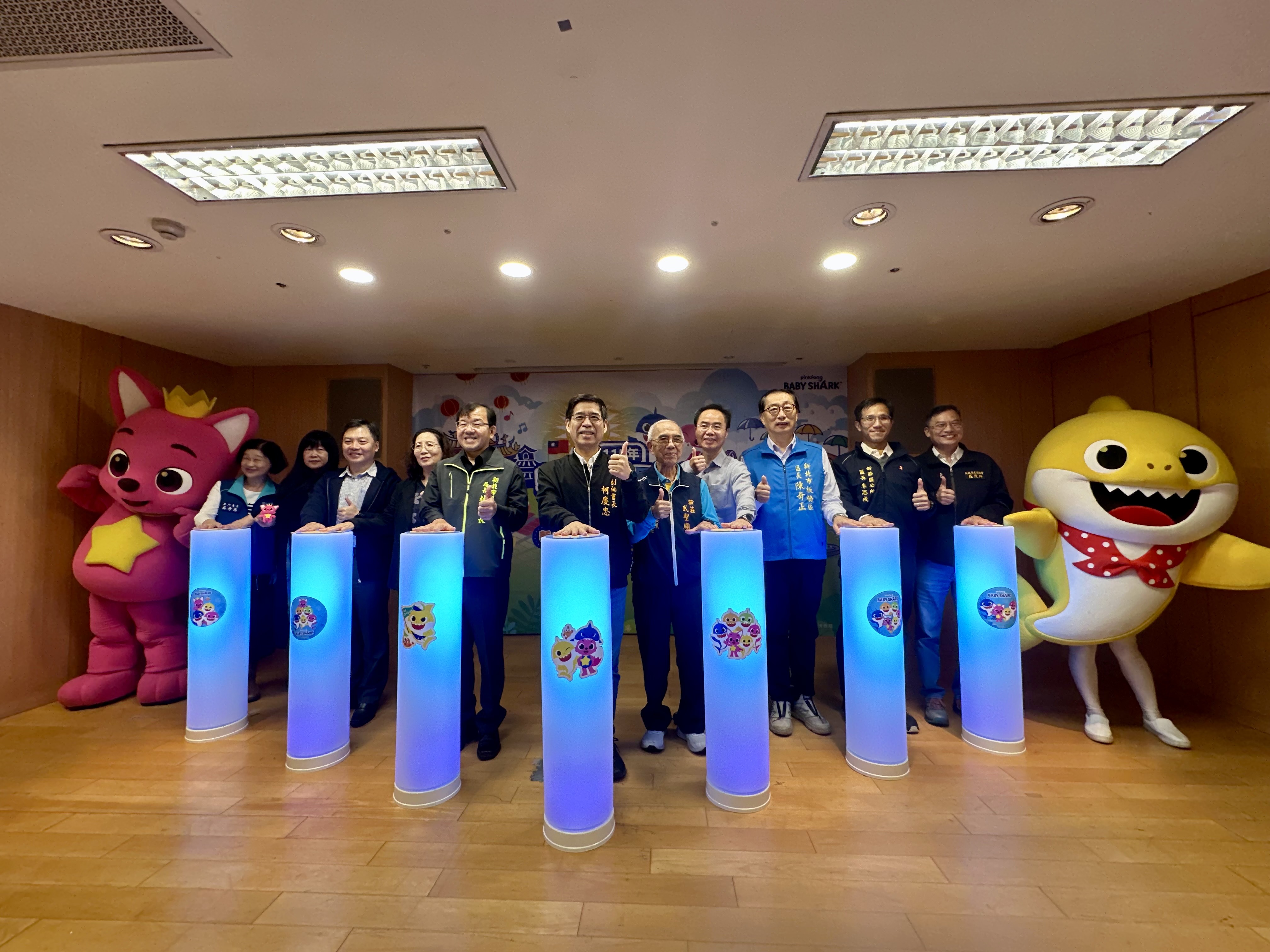 副秘書長柯慶忠與現場貴賓一同合影