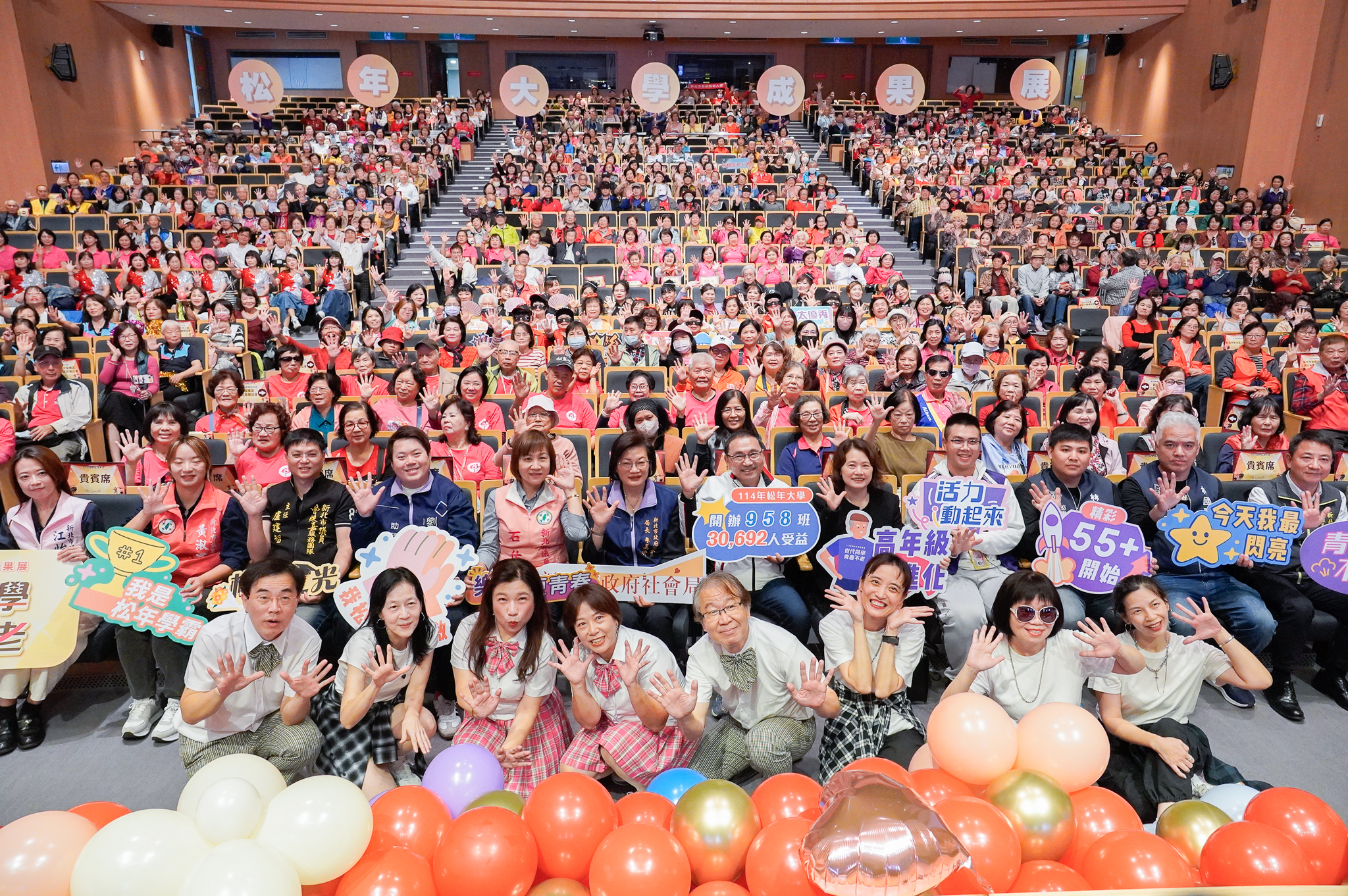 新北市松年大學動態成果展10日在市府3樓多功能集會堂登場