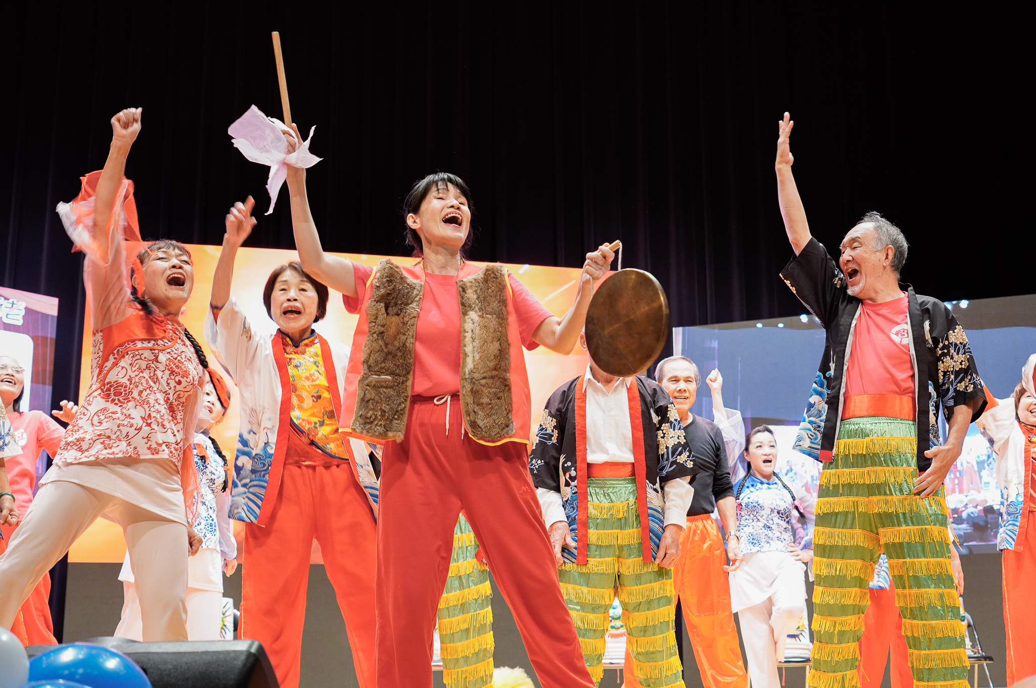 板橋三民社區發展協會結合多元中華傳統文化，帶來喜氣洋洋的「桃花過渡慶豐年」精彩演出，為動態成果展增添歡樂氣氛