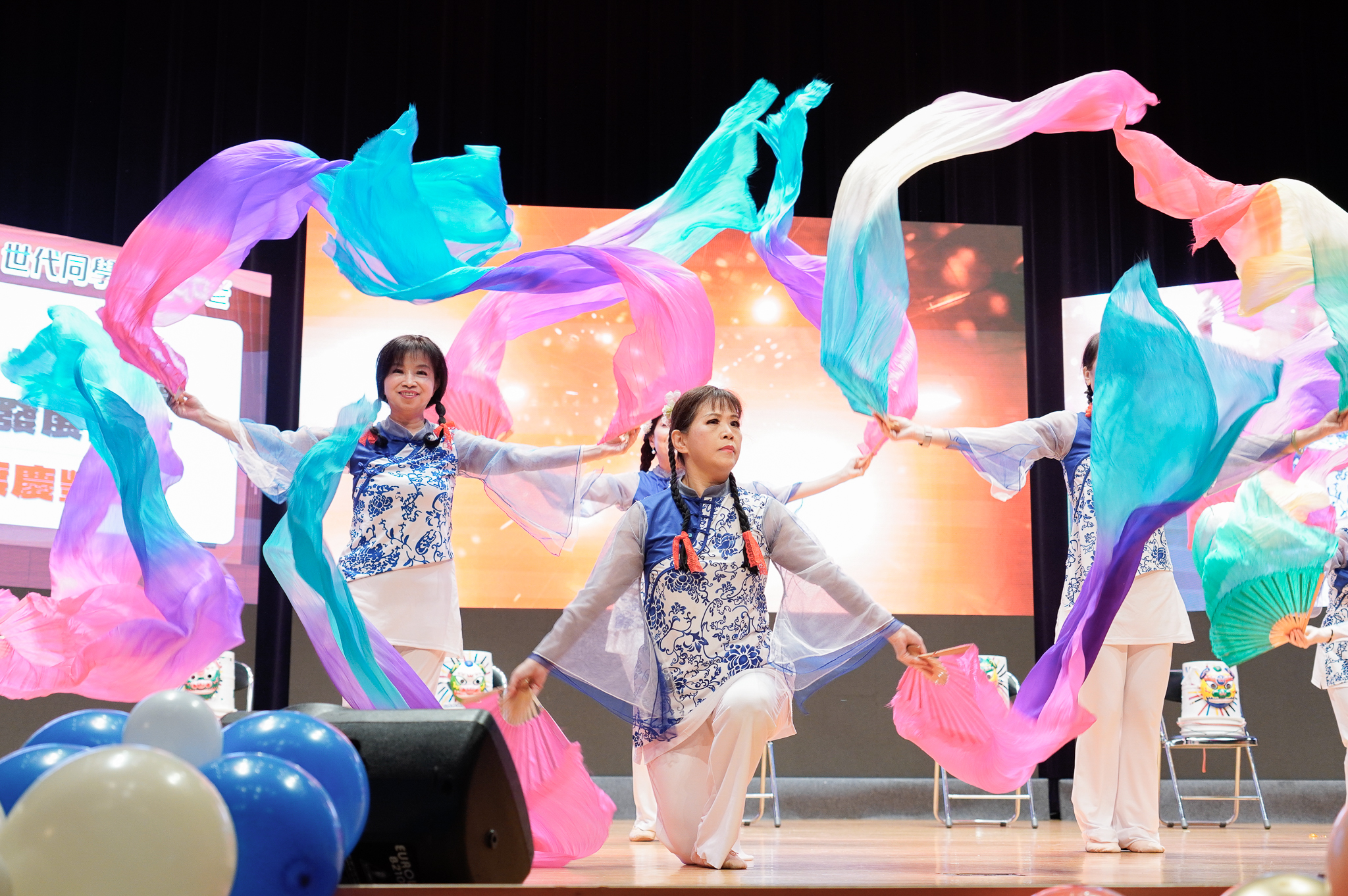 新北松年大學動態成果展，學員各個拿出學習到的才藝本領，自信登台表演