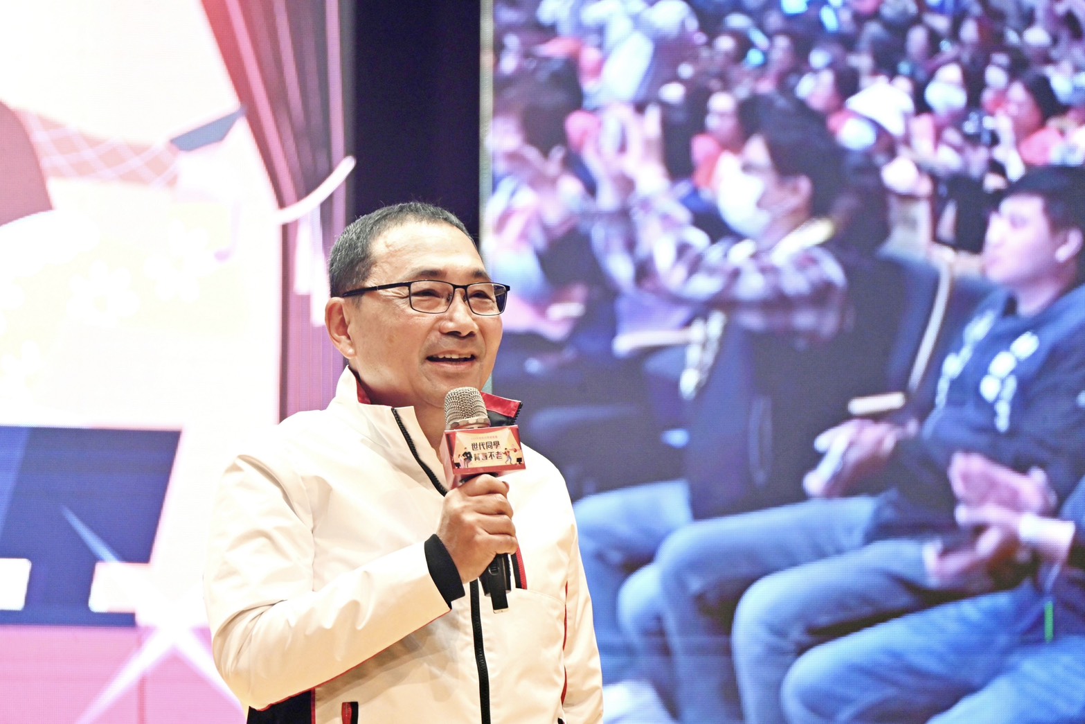 新北市政府長期推動銀髮學習，今（10）日松年大學舉辦動態成果展，包含國標舞、旗袍舞、異國風情舞蹈及樂器合奏等共20個表演節目，展現長者學習成果。