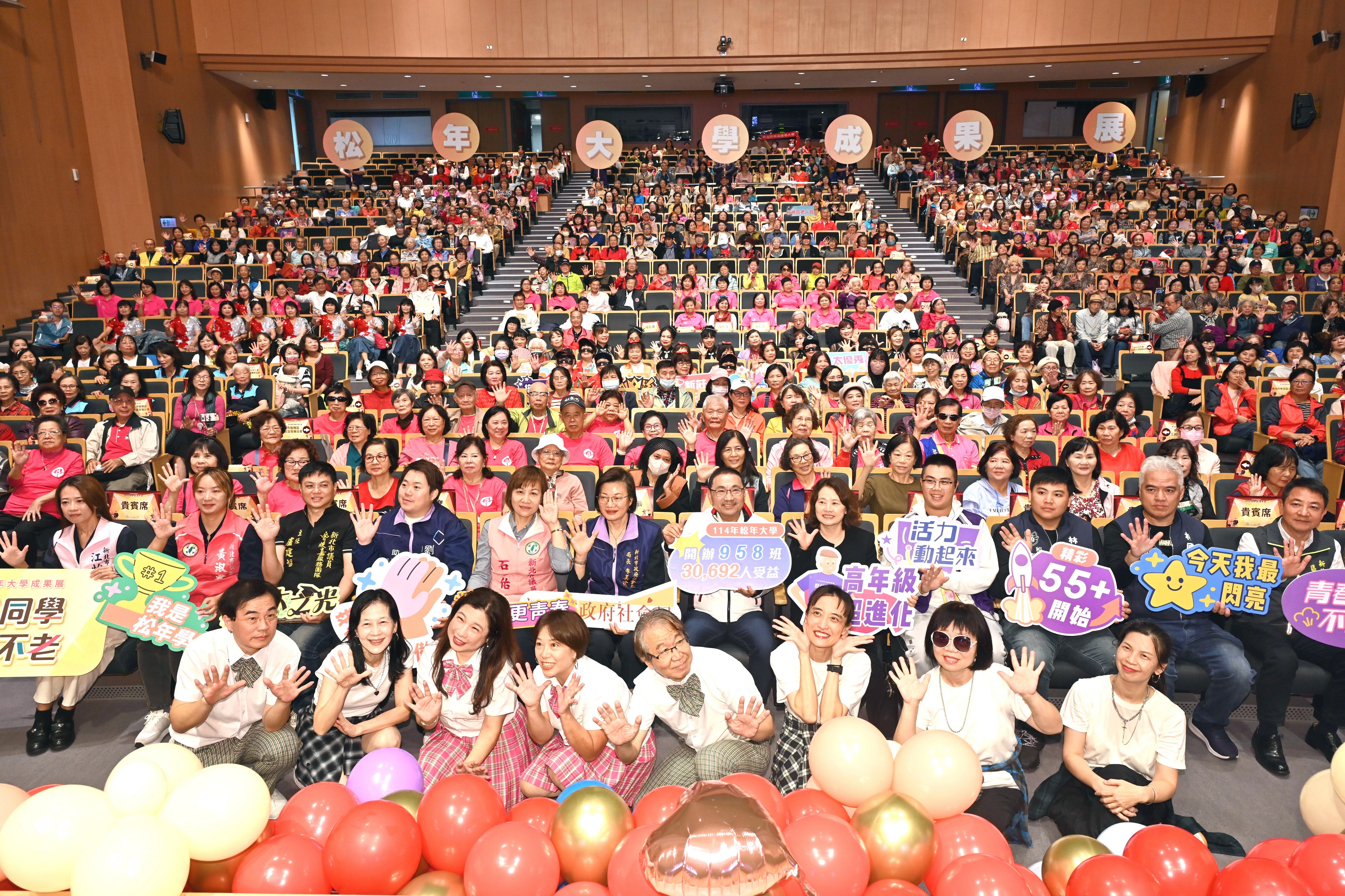 侯友宜表示，為提供長者終身學習及社會參與的機會，市府開辦松年大學、銀色奇肌班、長青學苑等課程，今年共2,079班，逾7萬人參與。