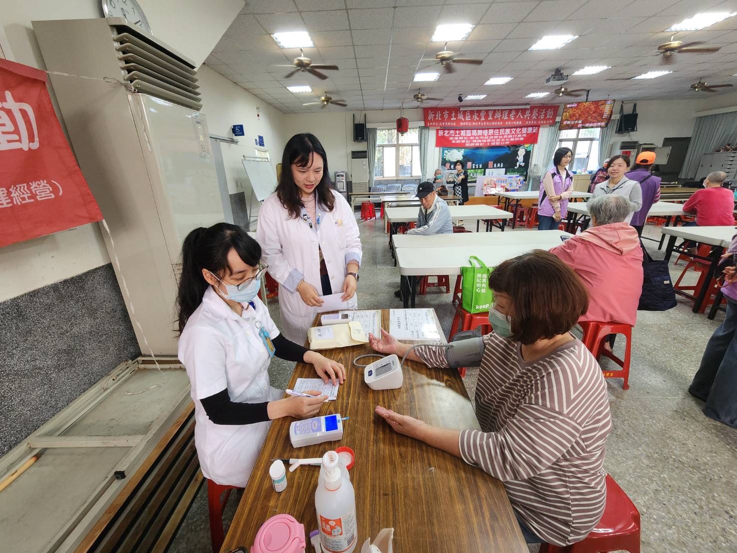 銀髮健康照護-量測血糖血壓