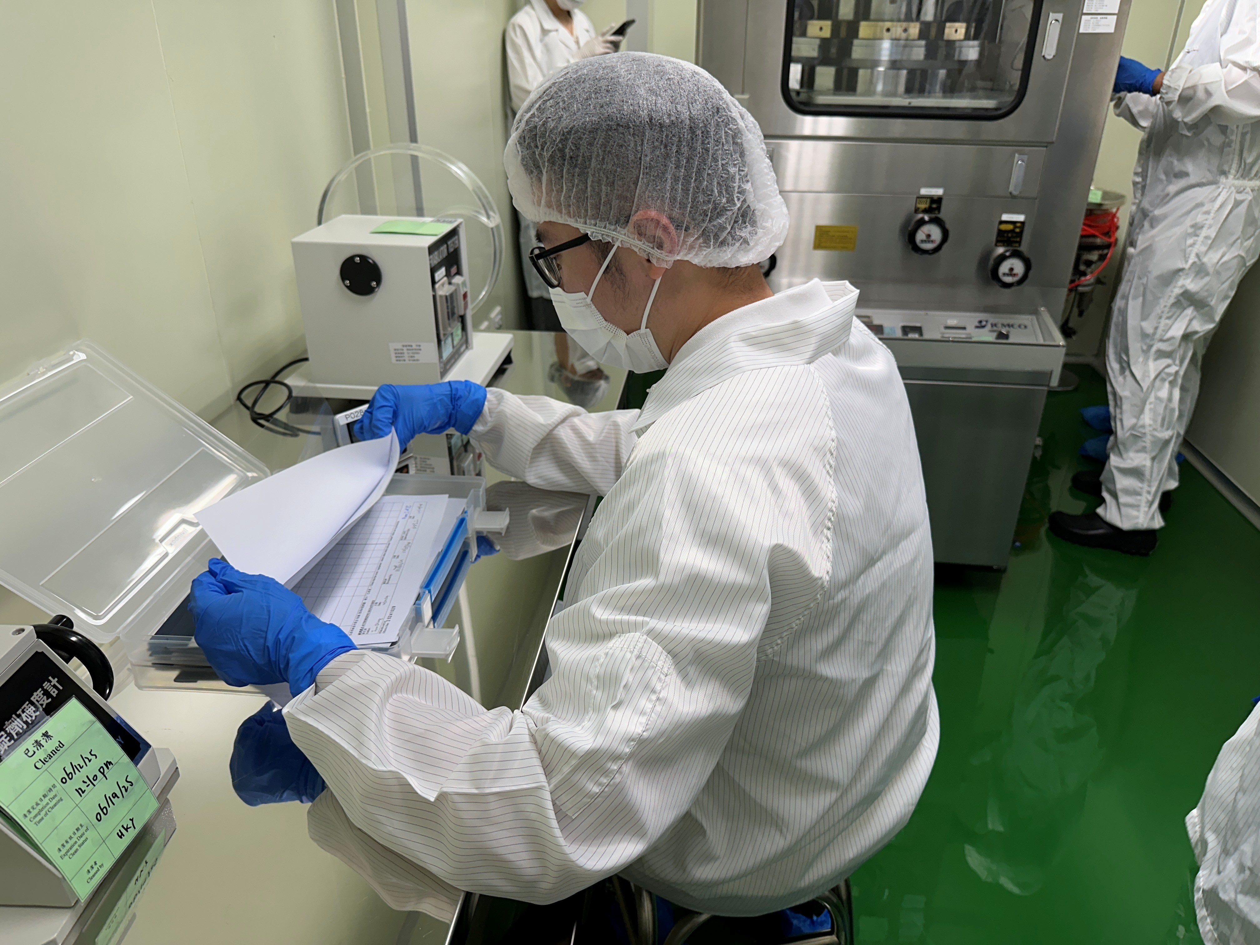  專家委員們查視廠房內每一個角落