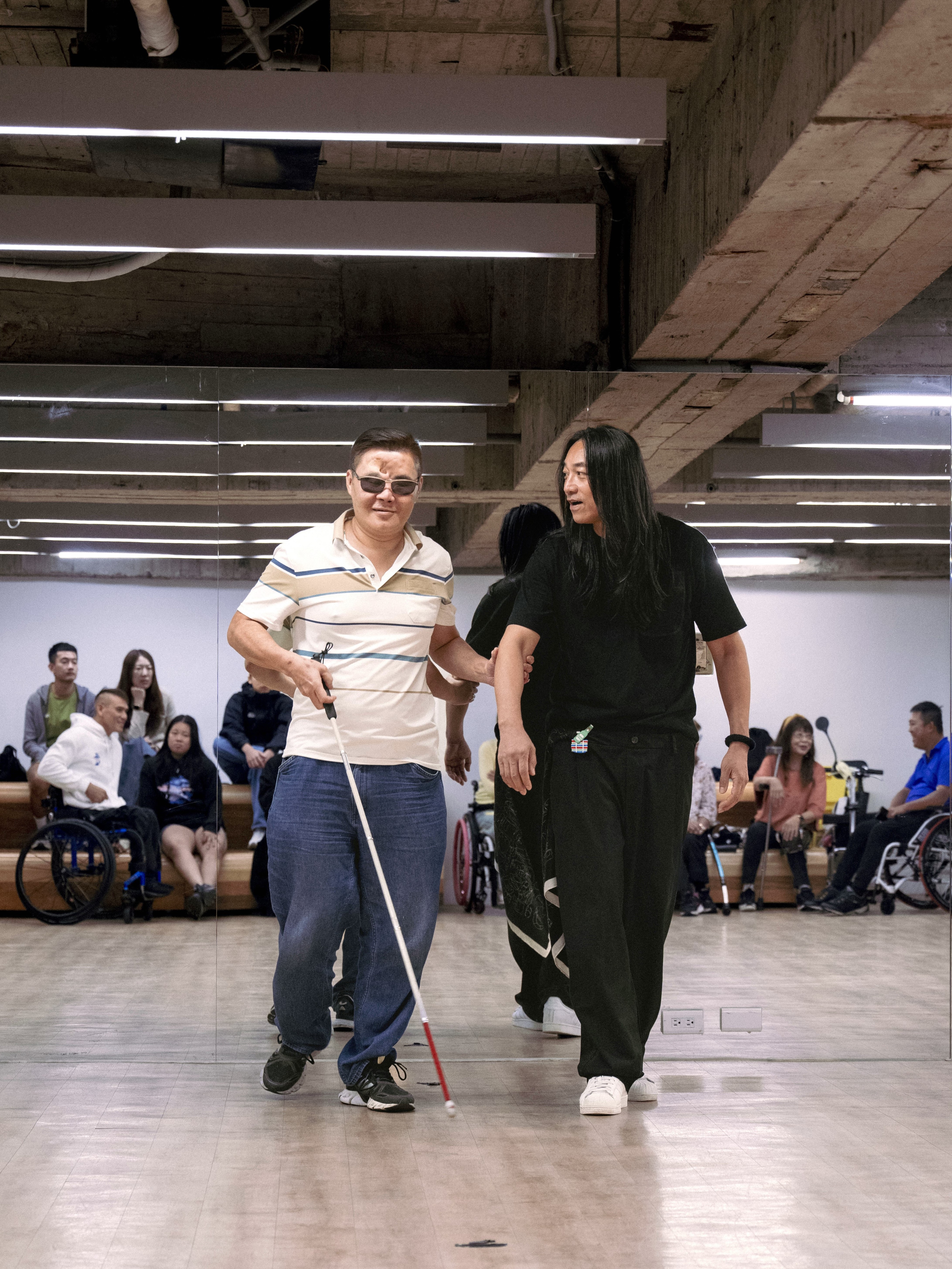 新北社會局邀集專業團隊，為站上伸展台的每位參與者量身規劃，從台步訓練到造型設計，讓不同障別、不同身體狀態者，都能以最自信姿態登上舞台