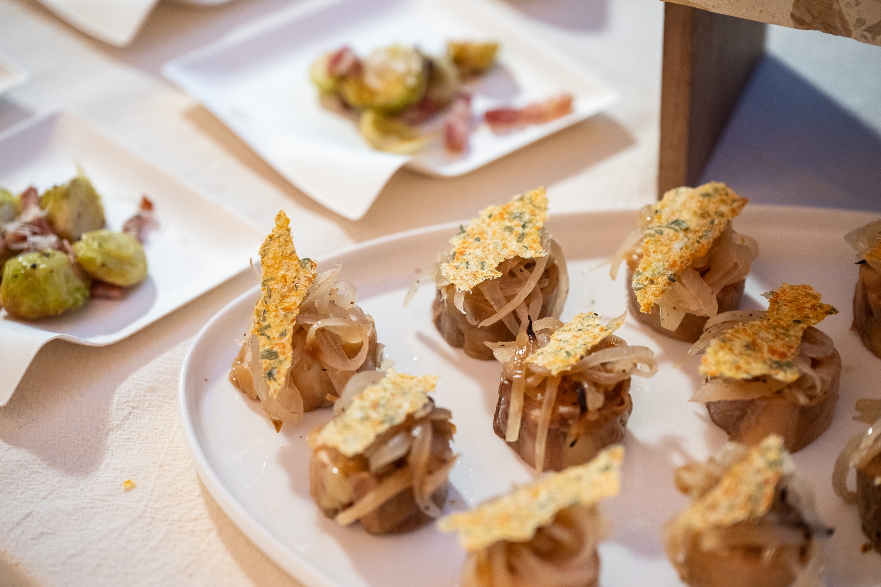 新北市設計中心年度成果活動「紙感共聚」，以「紙感餐會」為亮點，藉由可食用紙為創新元素，呈現紙材在永續設計與跨界應用上的多元可能。（圖為：烏來馬告香料雞腿捲，佐以可食用的蔥紙入菜。）