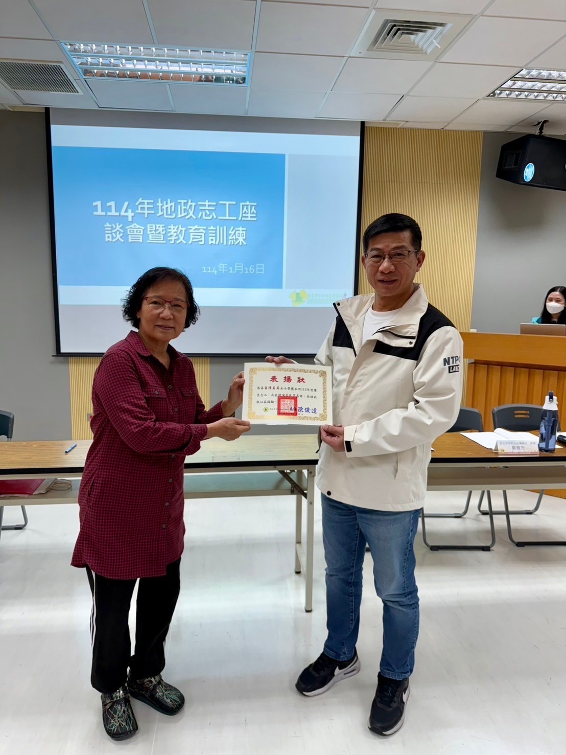 翁陳美英志工(左1)獲得地所優良志工獎項。新北市地政局提供