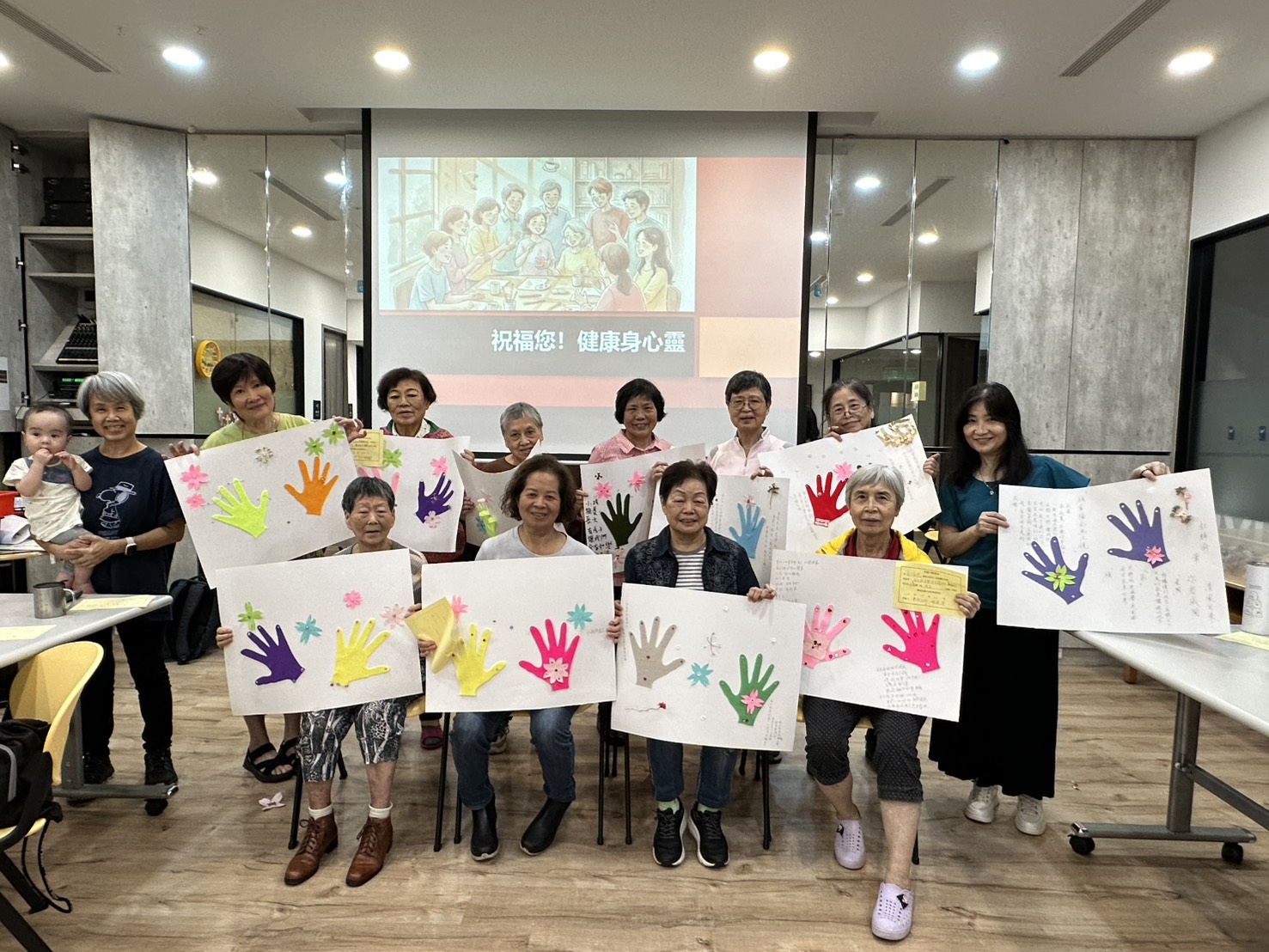 種子老師在實習時 引導長輩畫出自己的手掌 紀錄這雙手掌所開創出的家庭和人生