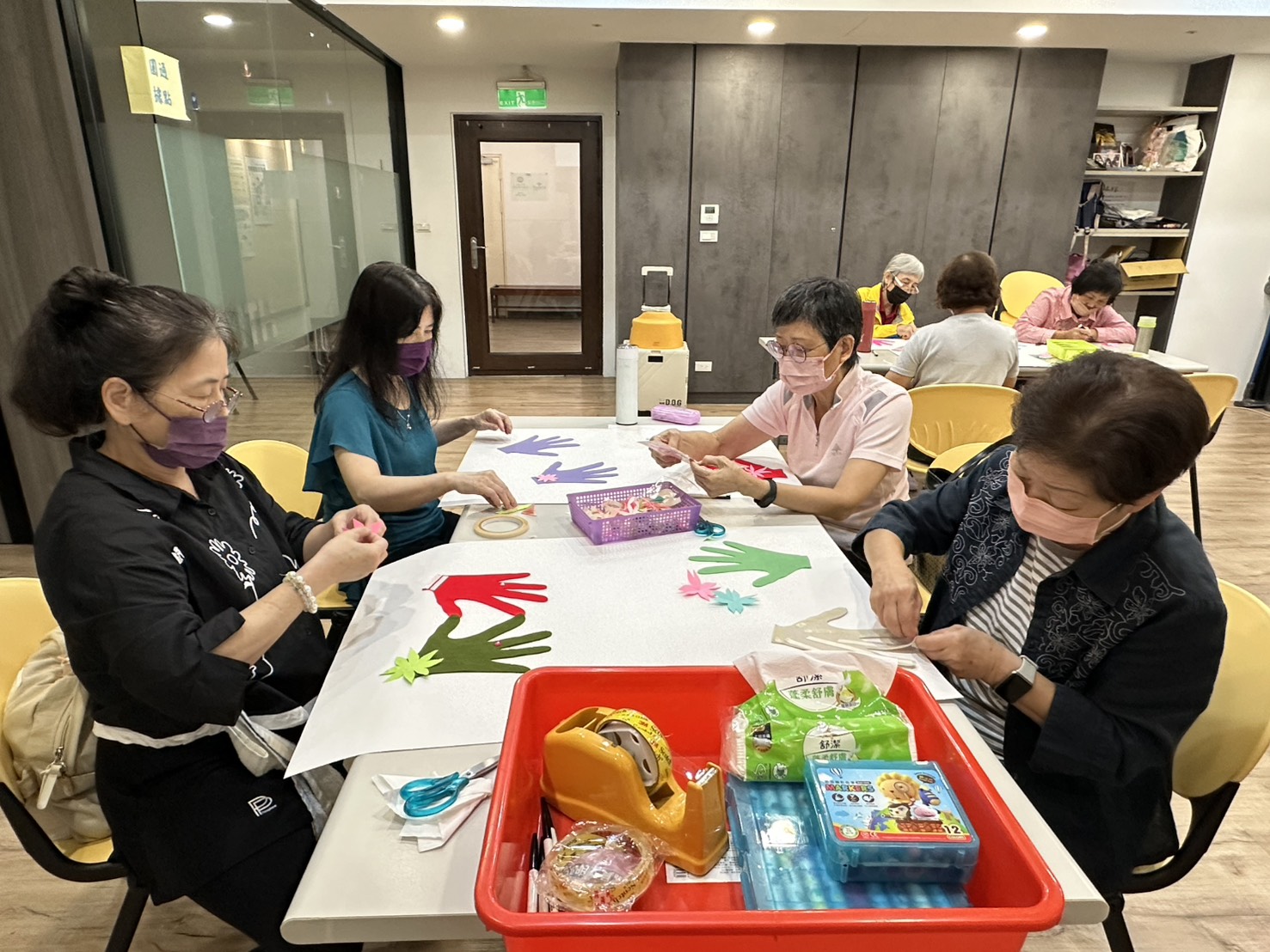 長輩練習製作自己的手掌人生 所有的掌紋都是自己的閱歷