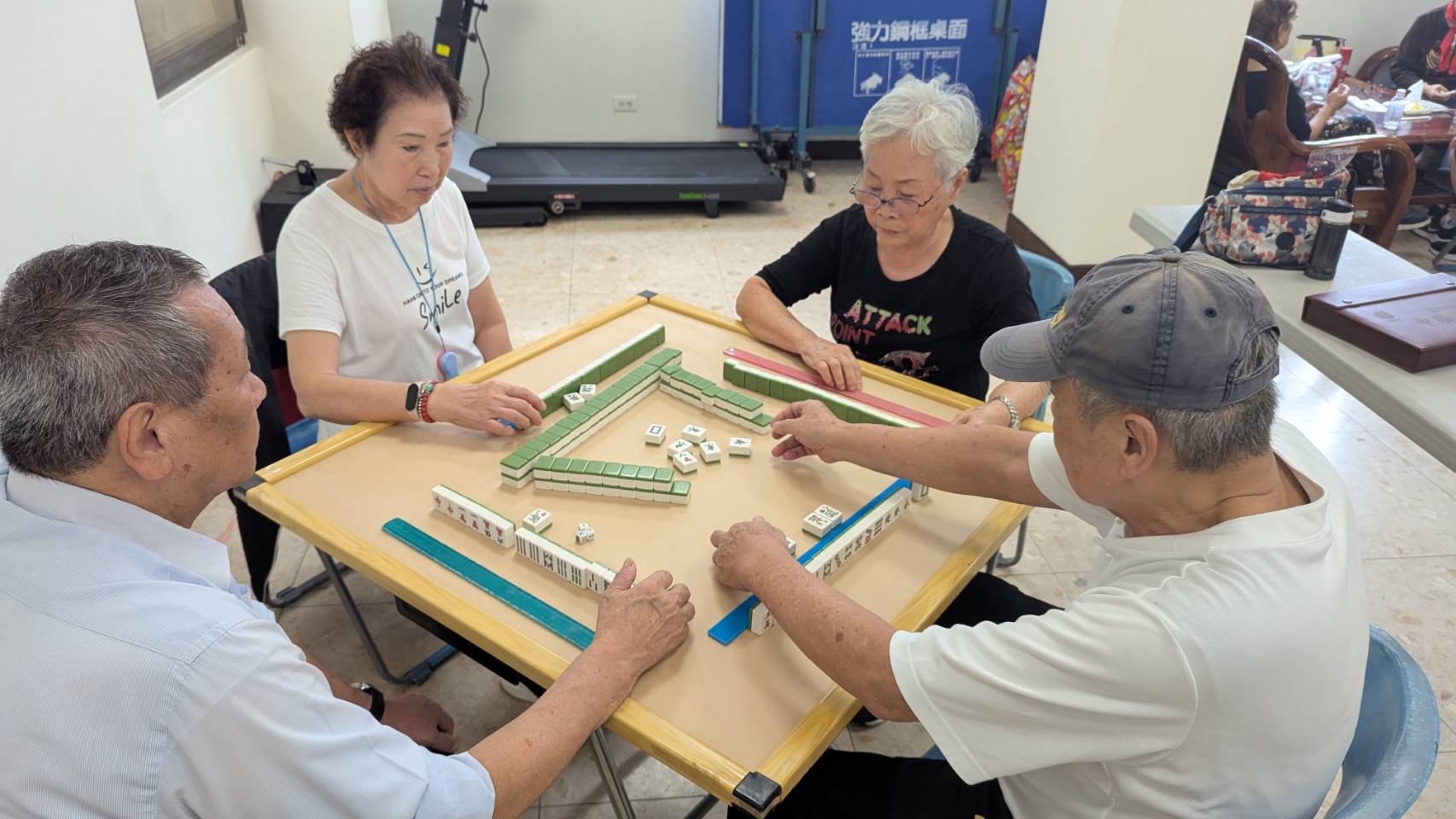 長輩也到據點打打衛生麻將 以防止失智失能