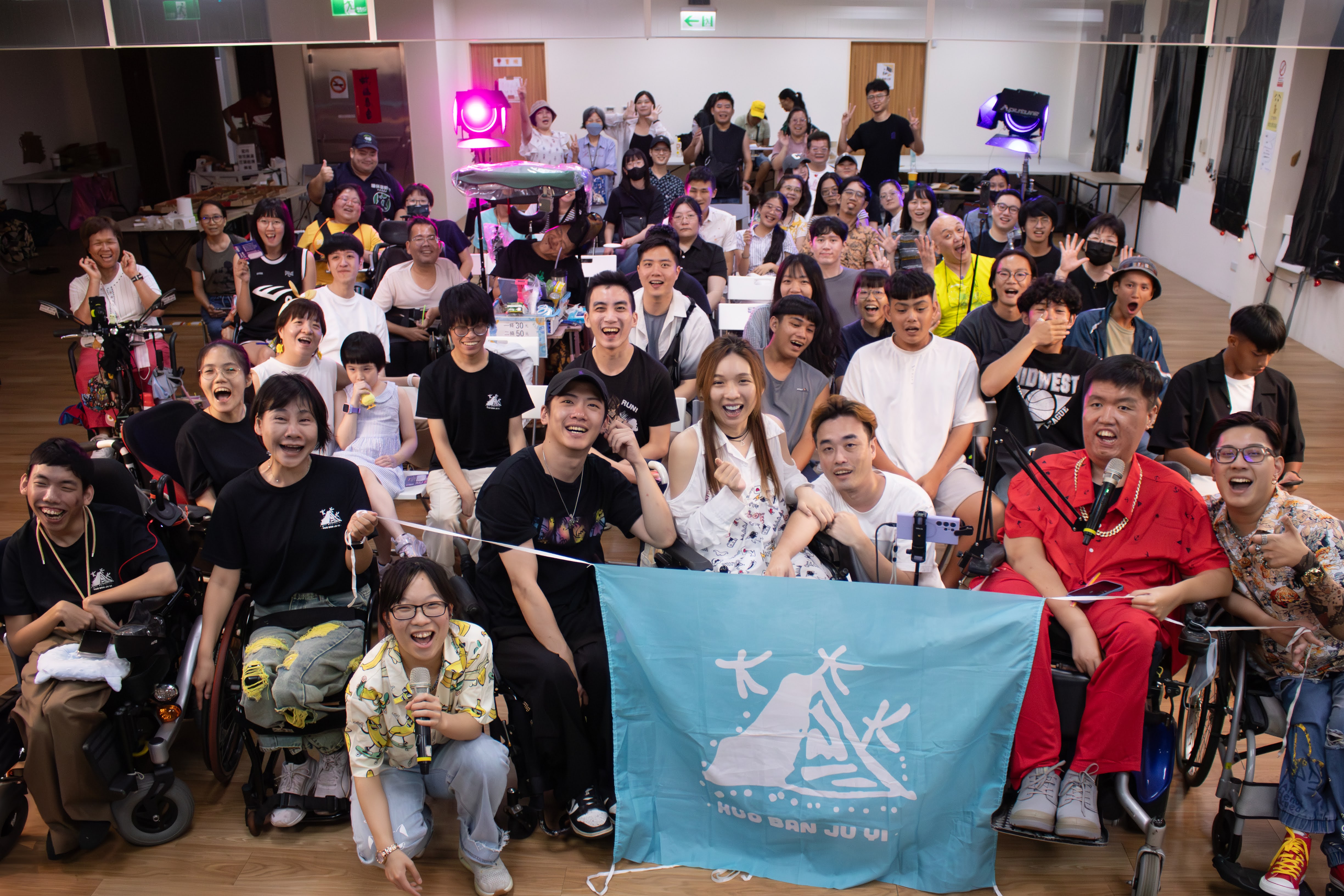 在基地辦理全台首場身心障礙素人 OpenMic 脫口秀《礙笑人生》獲得熱烈迴響。