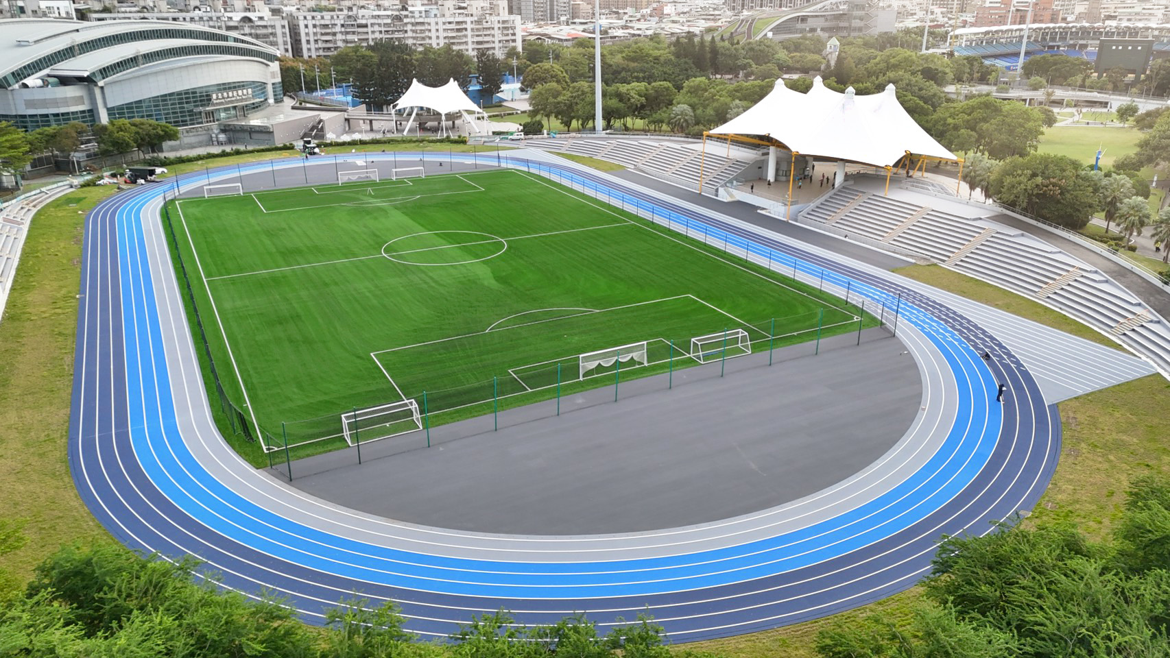 新莊田徑場全新改裝以三色分道跑道迎接跑者視覺更明亮分流更直覺