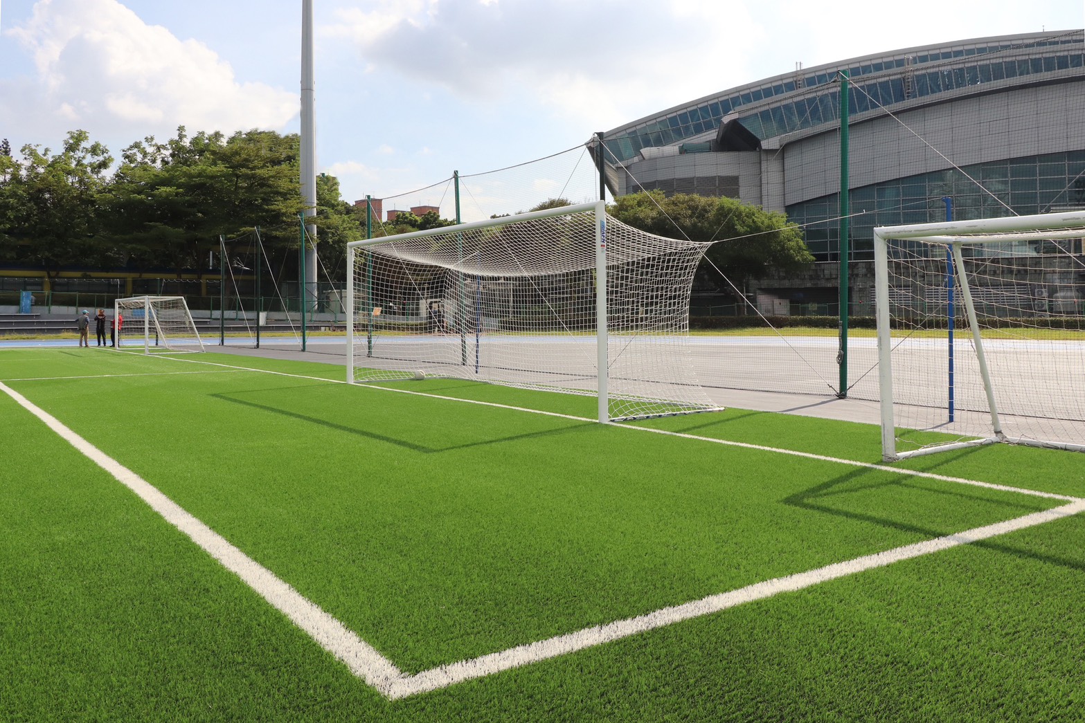 足球場人工草全面更新並新設圍網與照明系統