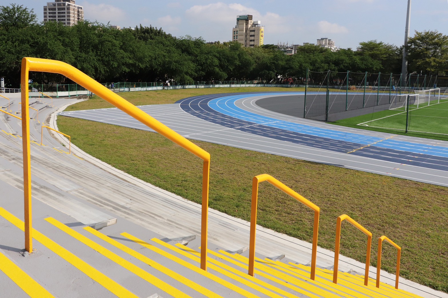 田徑場看臺樓梯漆面粉刷更換止滑條動線安全再升級