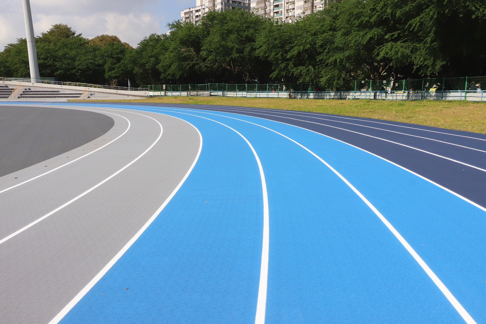 三色跑道分別代表不同配速道帶兼具美感與機能